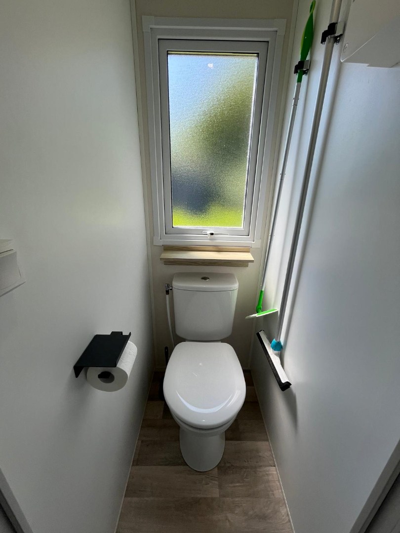 T.A. Makelaardij biedt aan – Chalet JD12-: Op een schitterende locatie in een goed verzorgd recreatiepark aan de kust van Walcheren bieden wij dit leuke chalet aan. 