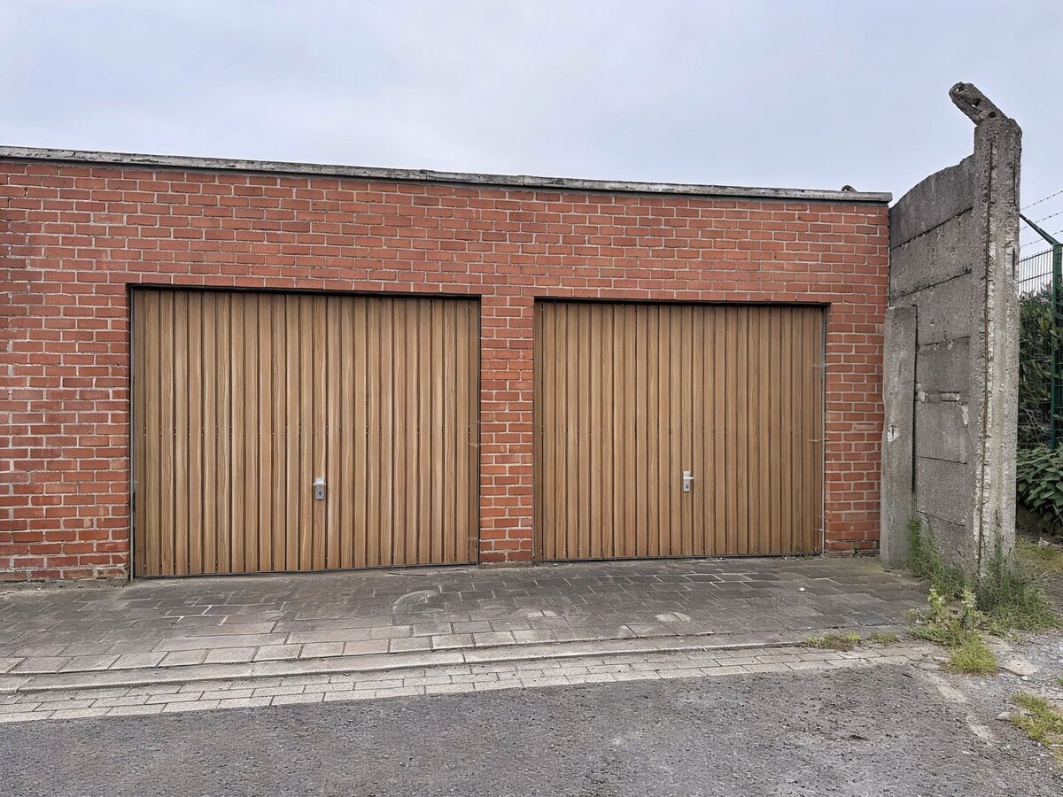 Gerenoveerde halfopen bebouwing EPC B met 3 slaapkamers, dubbele garage en tuin! 