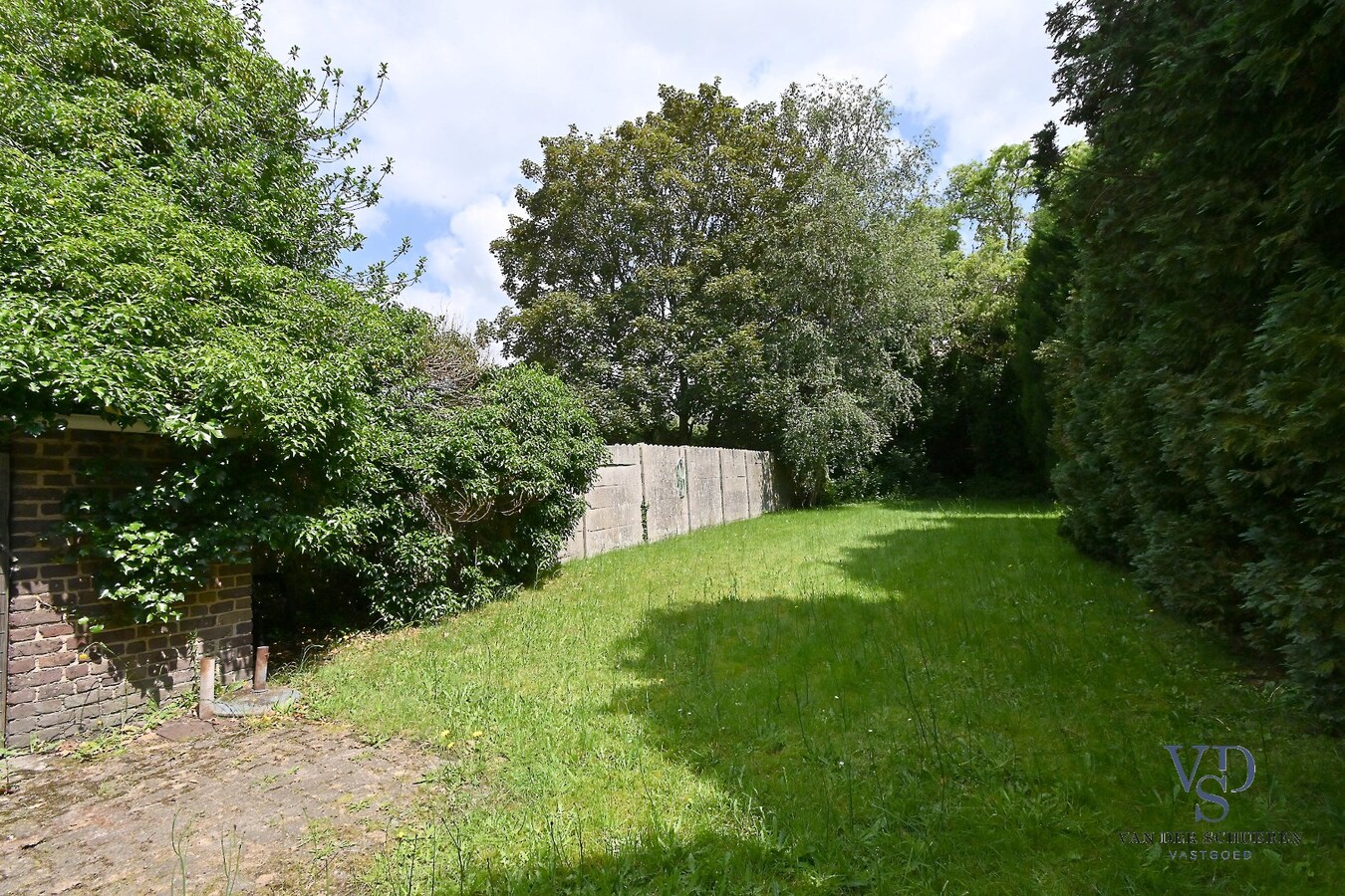 Commercieel gelijkvloers met ruime duplex en tuin. 