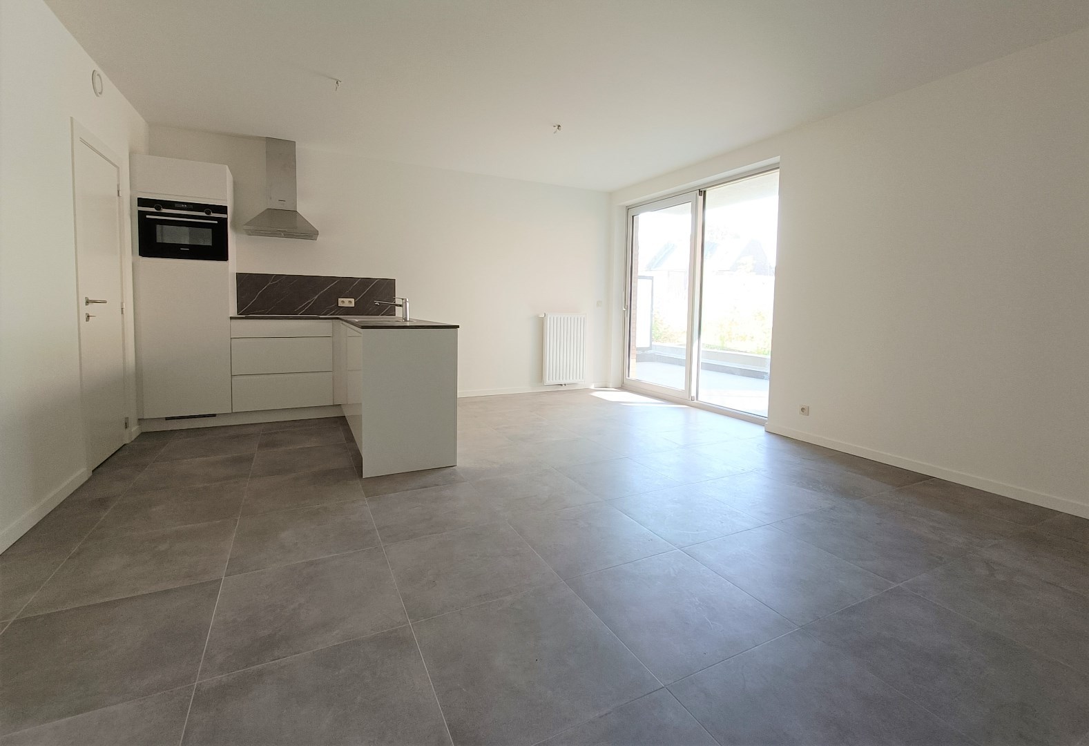 RECENT GELIJKVLOERS APPARTEMENT MET GROOT TERRAS EN AUTOSTAANPLAATS 