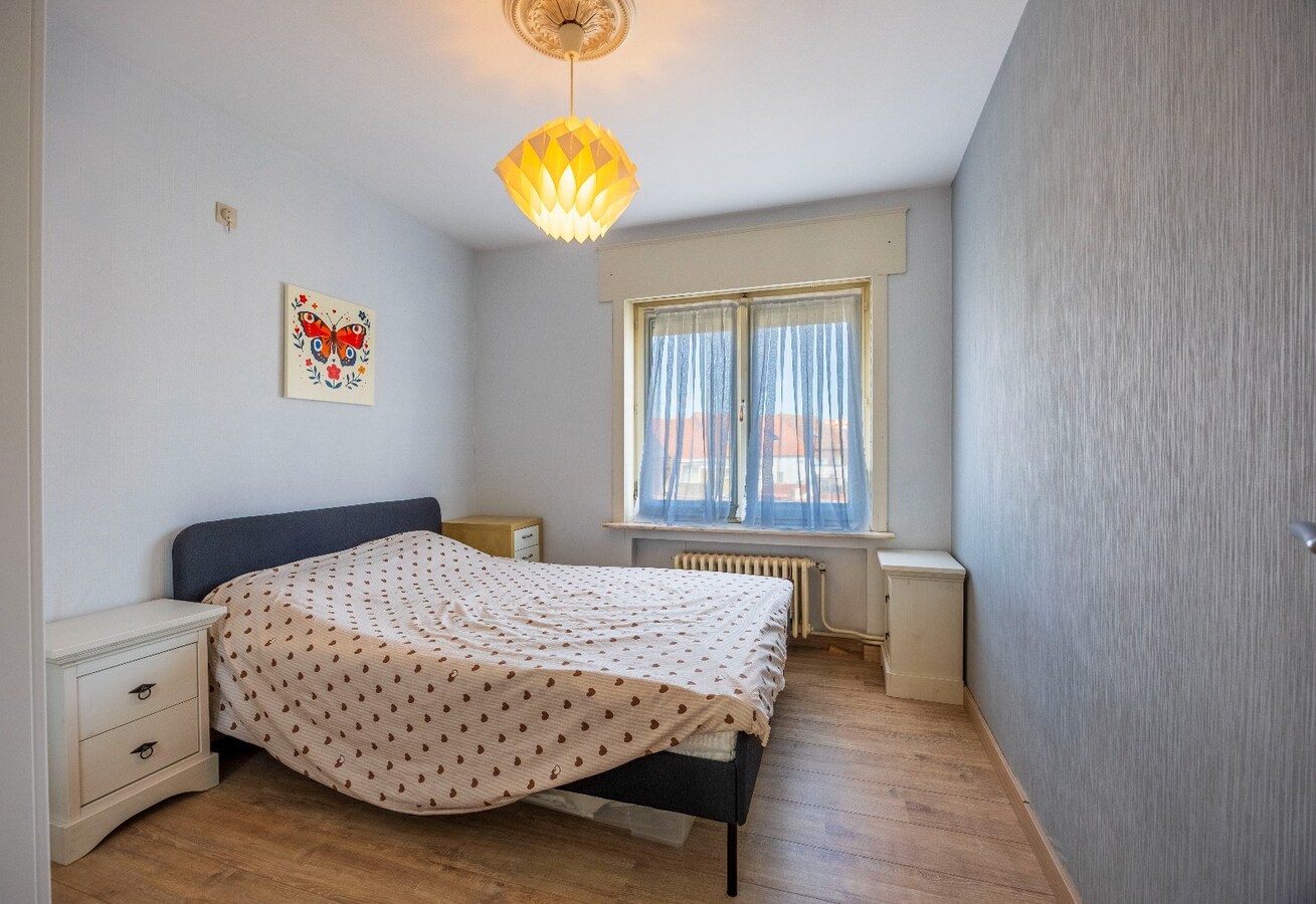 Instapklare bel-etagewoning met garage, zonnepanelen en aangename buitenruimte in het centrum van Heist. 