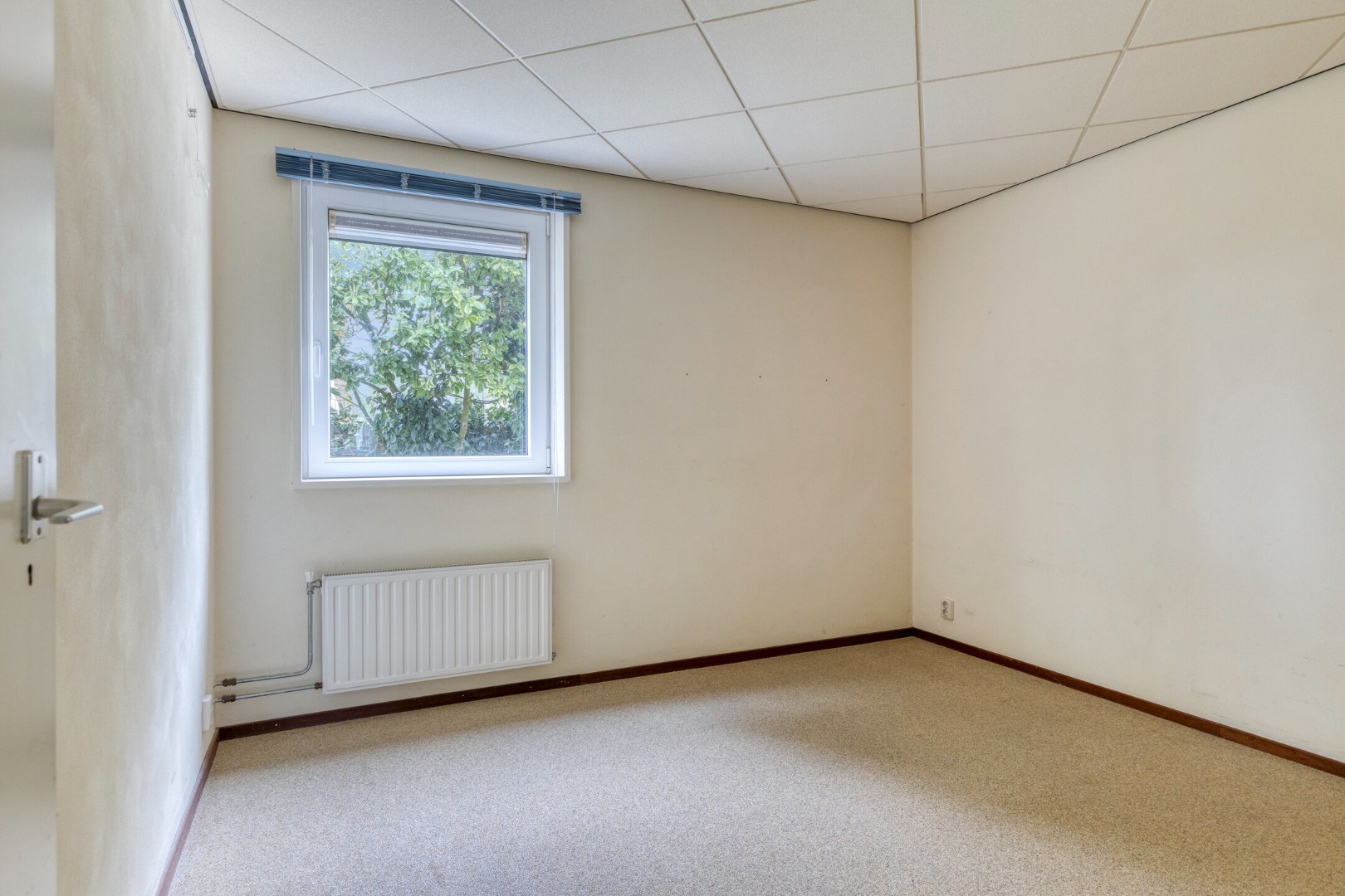 T.A. Makelaardij biedt aan: Populierenlaan 2 te Kamperland. Op loopafstand (ca. 200m.) van het Veerse Meer staat deze rustig gelegen vrijstaande woning op een royaal perceel (860m2) aan een doodlopend 