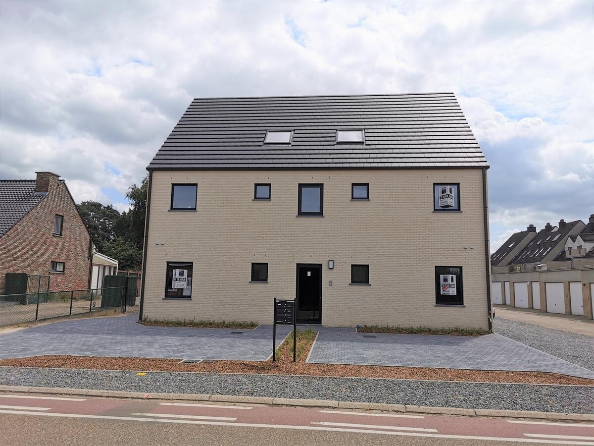 GELIJKVLOERS APPARTEMENT MET TWEE SLAAPKAMERS EN PRIVATIEVE TUIN 