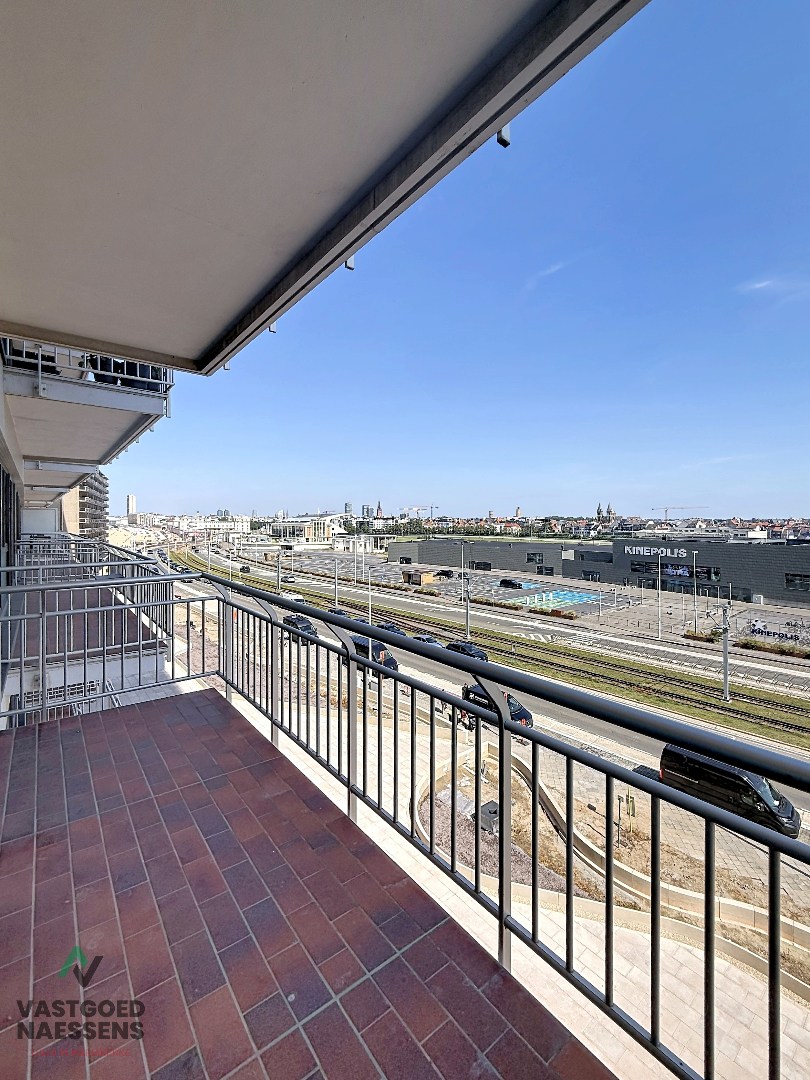 À rénover, appartement d'une chambre avec vue sur la mer et terrasses. 