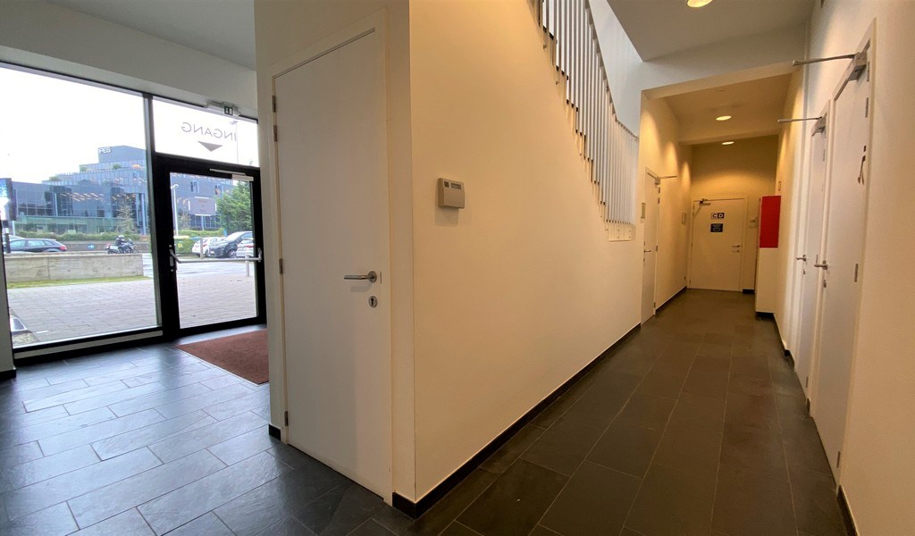 Ingedeelde kantoorruimte te huur aan oprit E40 in Sint-Denijs-Westrem