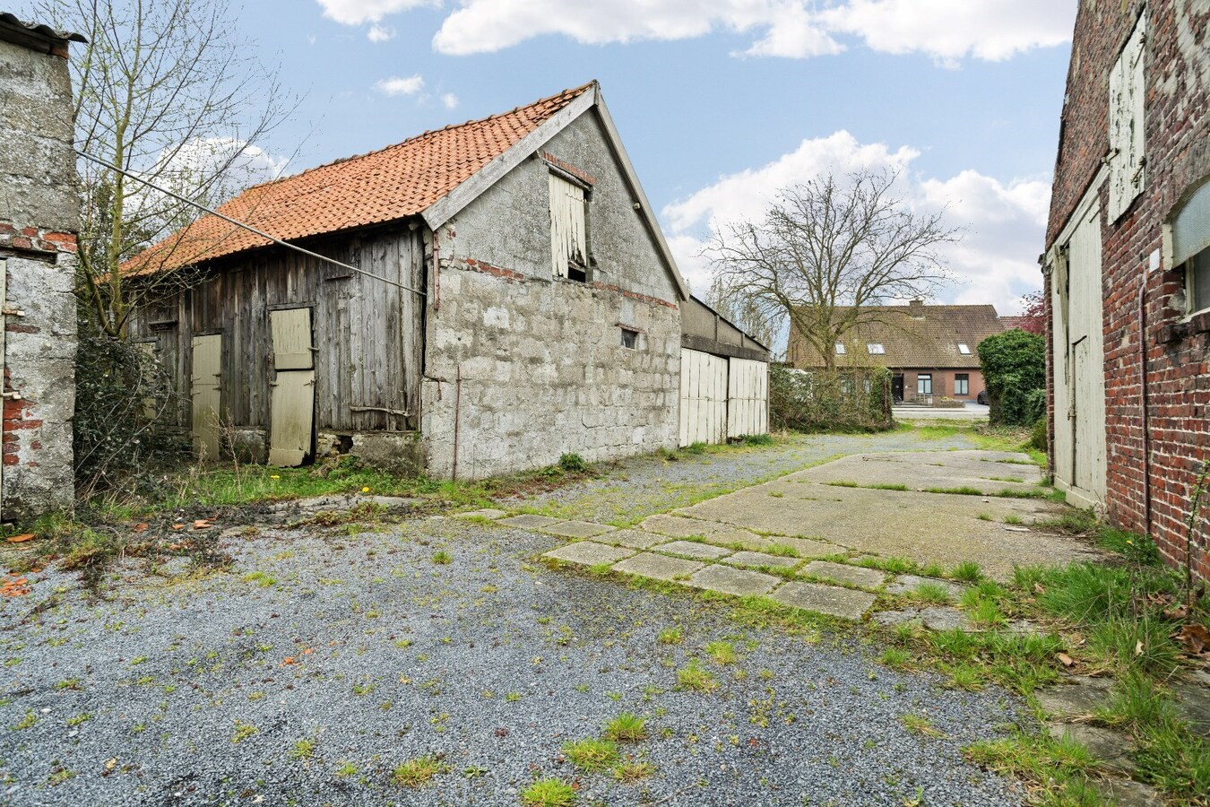 Hoeve uit wederopbouwperiode, gelegen in de dorpskern van Voormezele 
