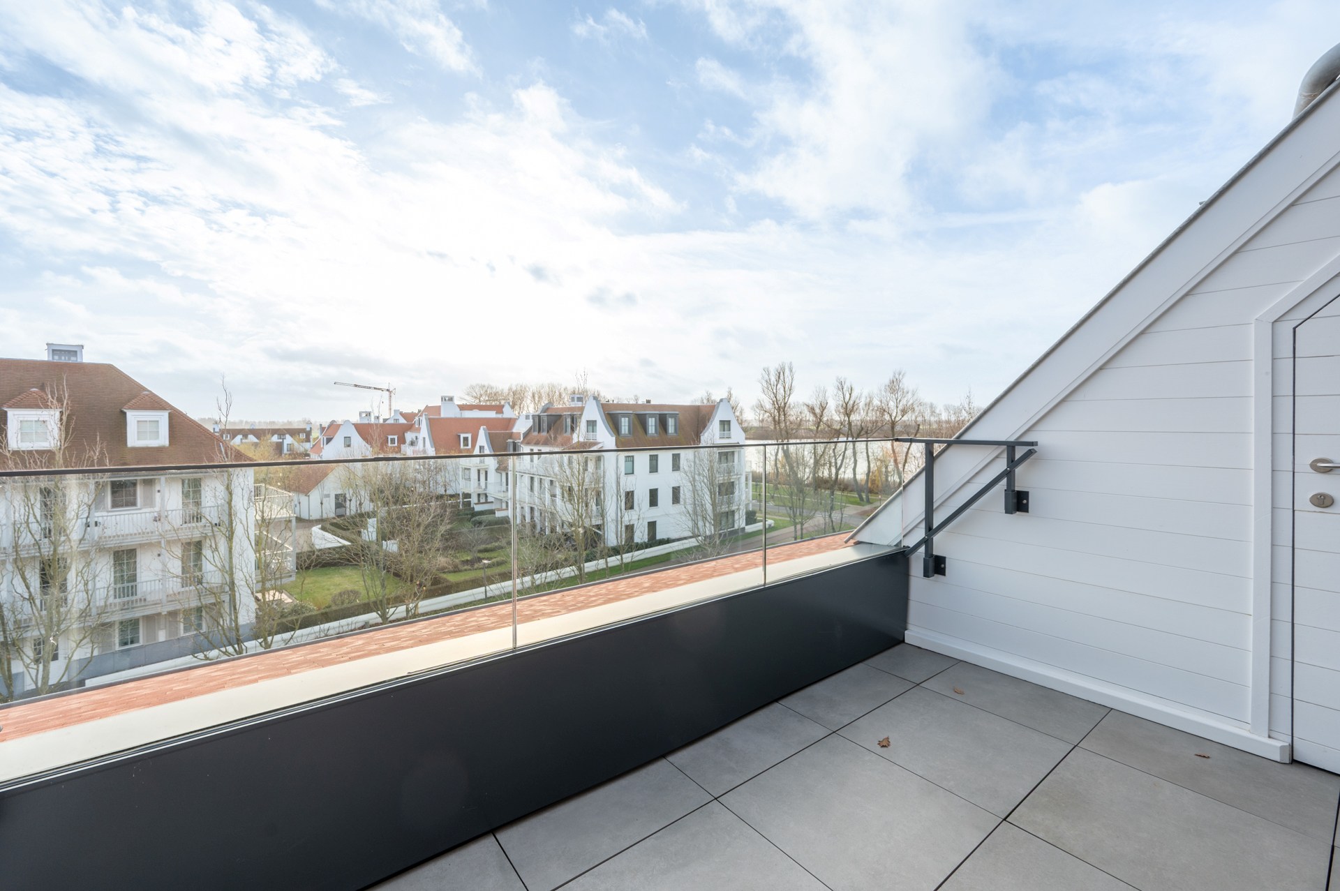 Cet appartement en duplex lumineux est situé à Duinenwater, combinant un agencement pratique avec des espaces extérieurs agréables et un emplacement calme au bord de l'eau. 