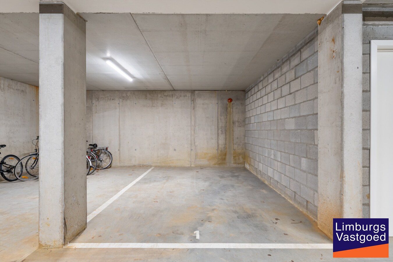 Gelijkvloers appartement (95m²), 2 slpk, ruim terras/tuin, autostaanplaats + kelderberging 