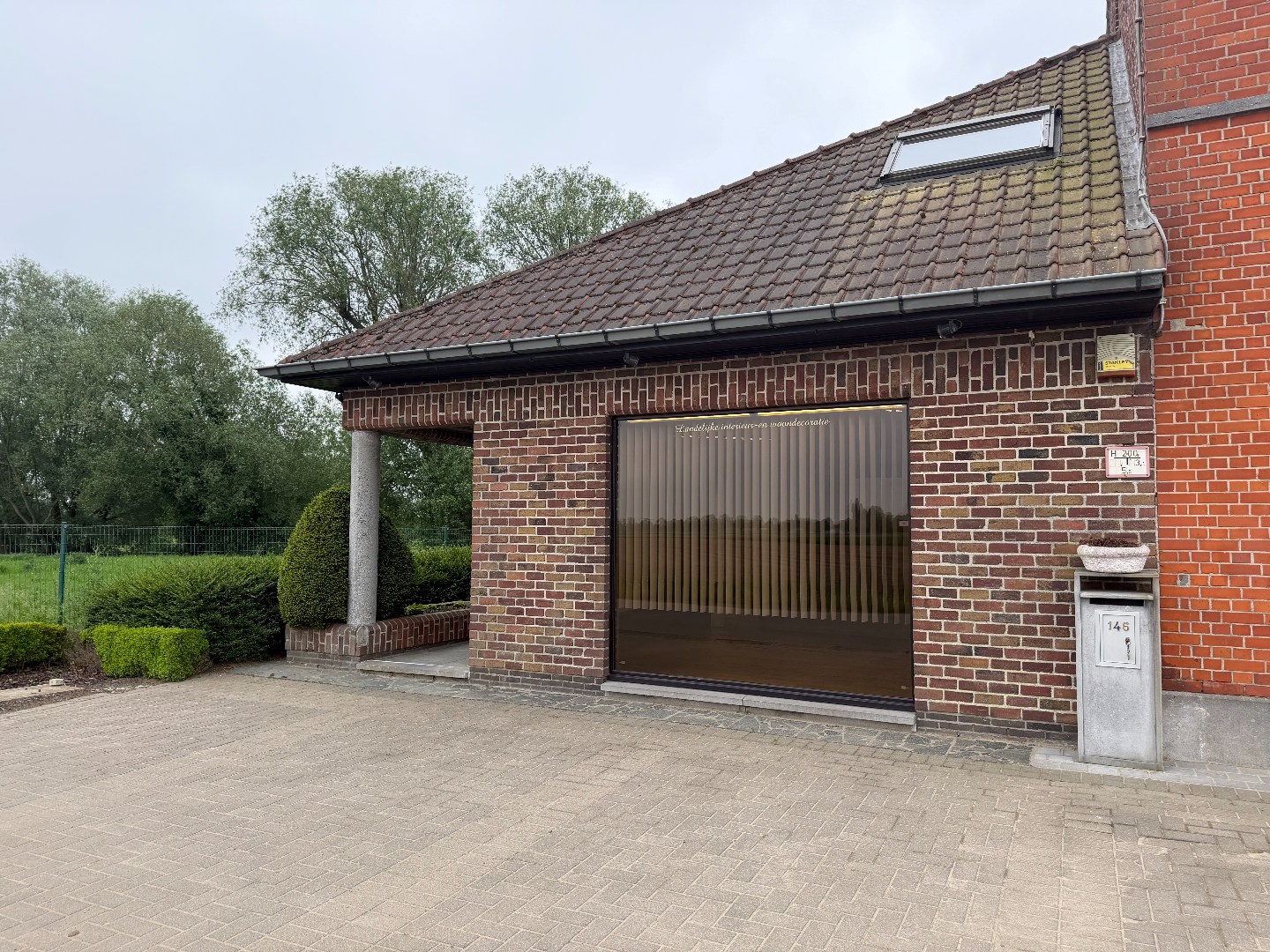 Commerciële ruimte van 134 m² met bijhorende parkingplaatsen 