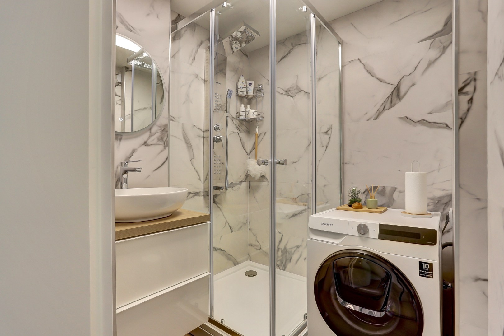 Zonder klussen te betrekken dit fraaie 4-kamer appartement op de 10e verdieping met 3 slaapkamers, fraaie keuken, moderne badkamer, mooi uitzicht en gelegen aan een groen park! 