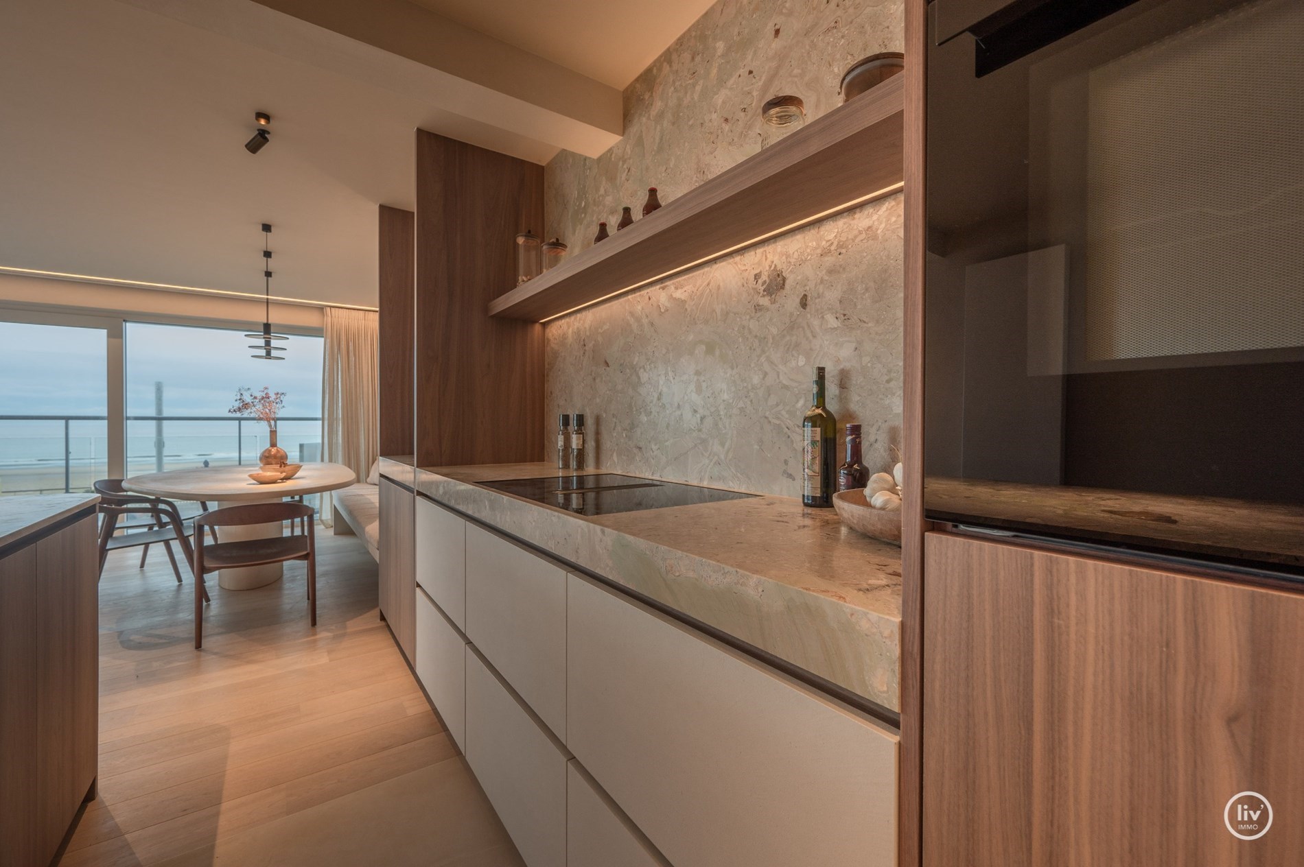 Magnifique appartement d'angle avec vue frontale sur la mer et terrasse orientée ouest situé sur la place de la Tour de Lumière à Knokke. 