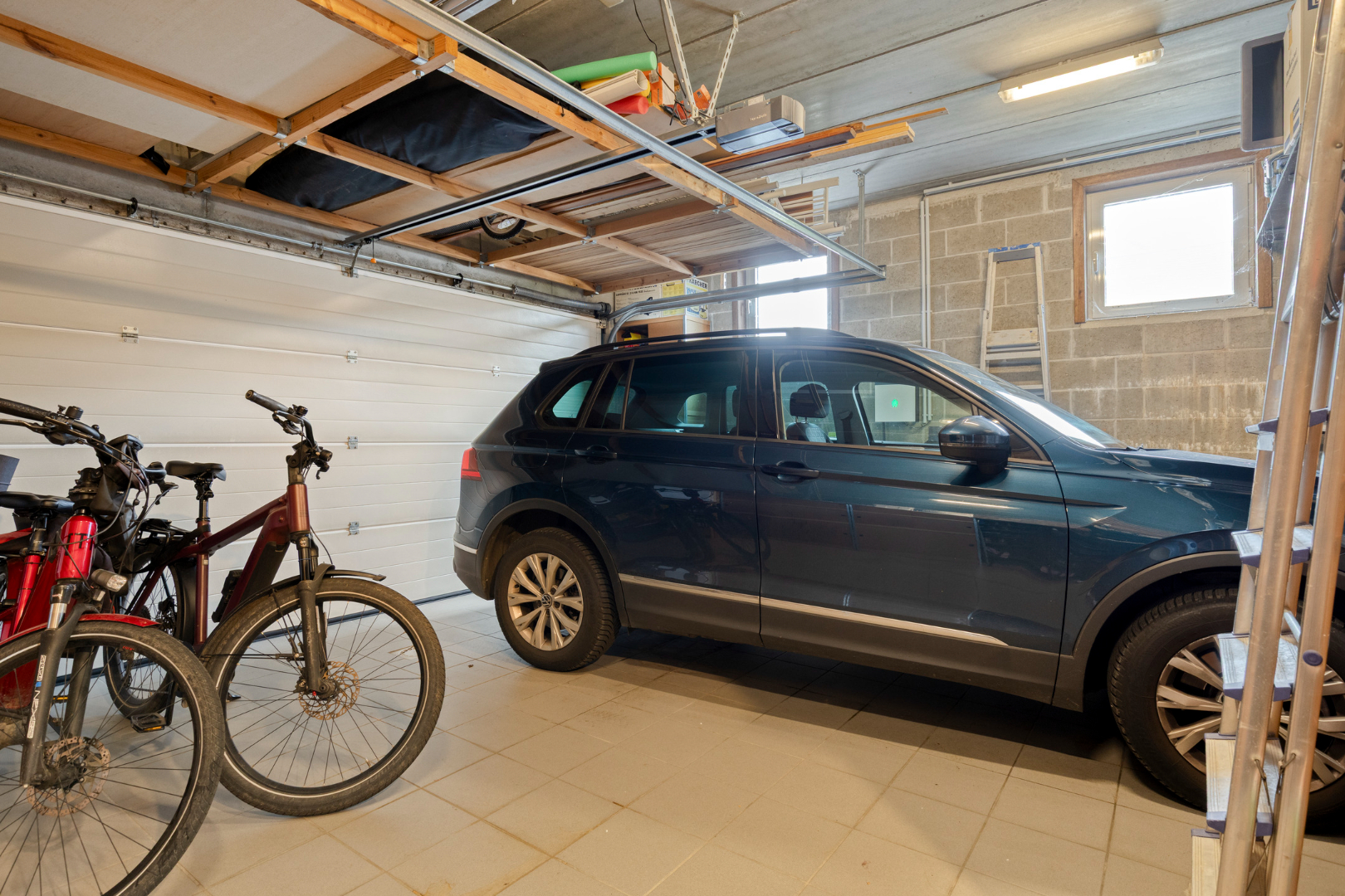 Halfopen bebouwing met 4 slaapkamers en bureau, ruime garage, kelder en zolder in Holsbeek! - EPC 161 kWh/m² - bewoonbare opp. 288 m² 