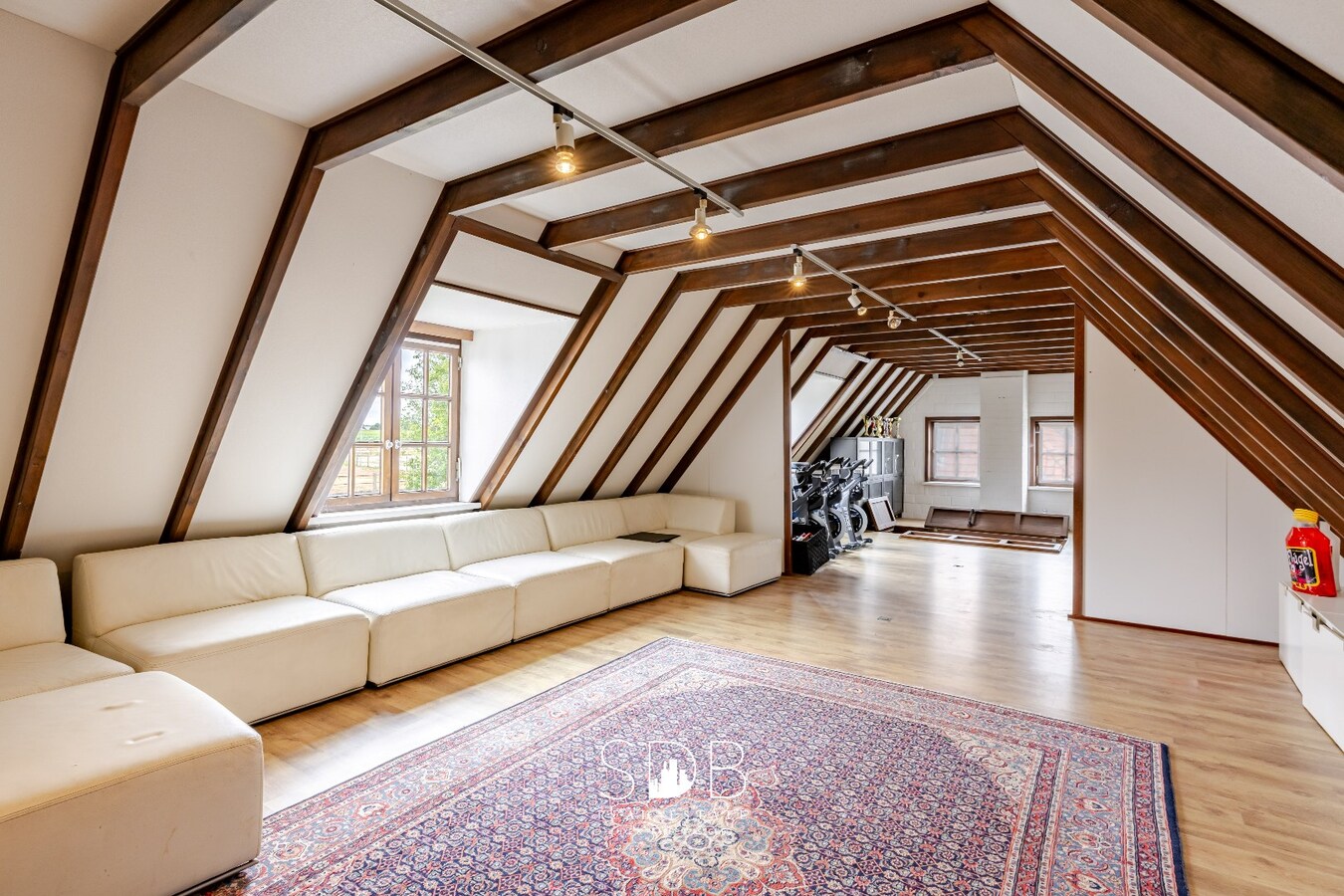 Landelijke villa met bijgebouwen en graslanden op 23.740m² 