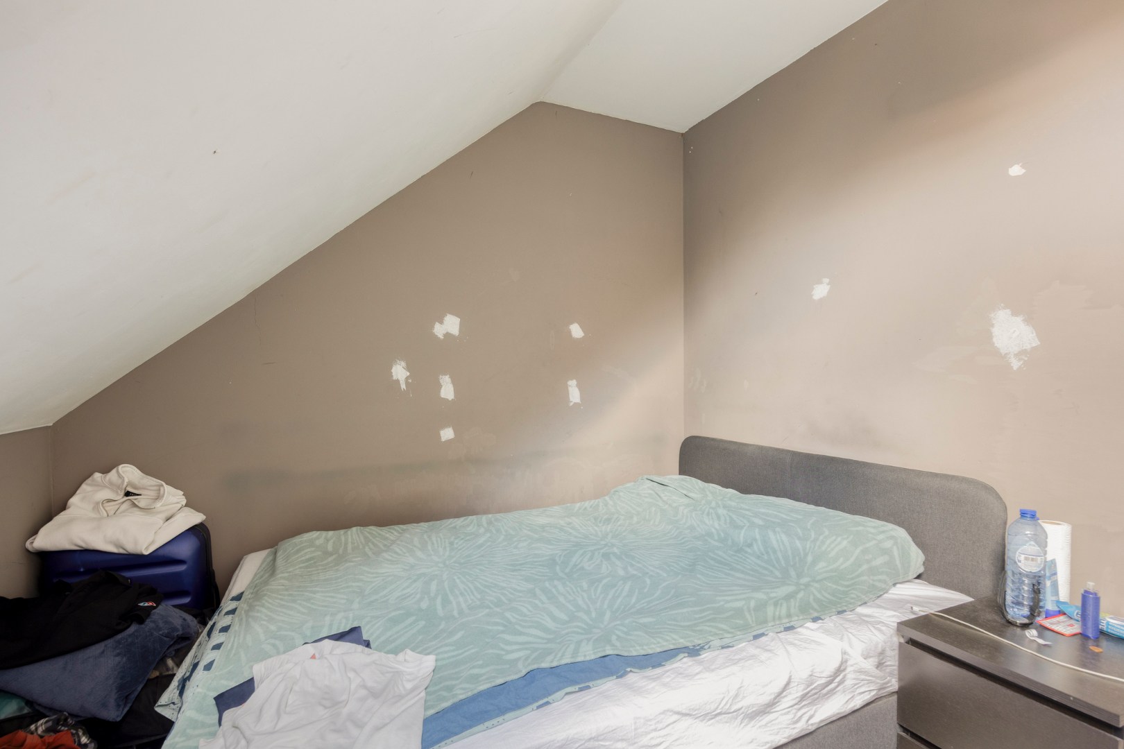 Op te frissen opbrengsteigendom met 3 appartementen en garage in Leopoldsburg 