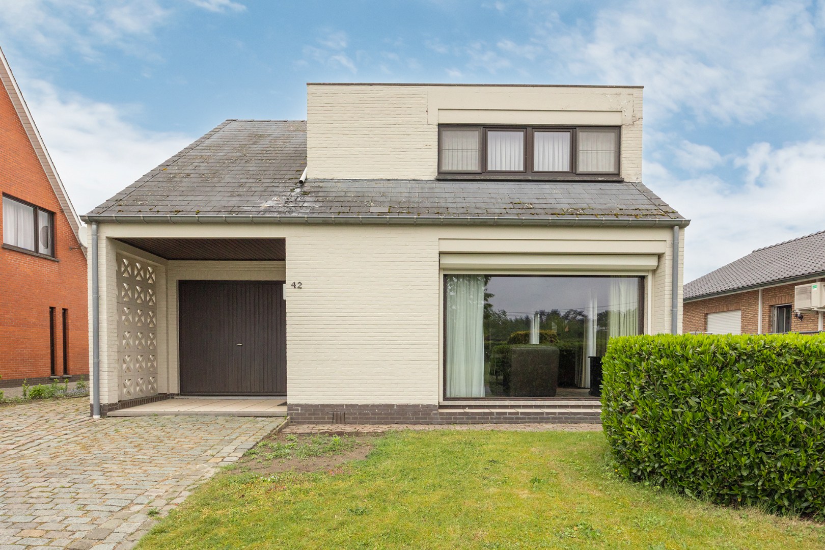 Open bebouwing met tuin en garage 