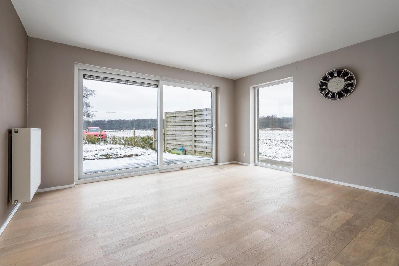 Landelijk gelegen, ruime halfopen woning met garage. 