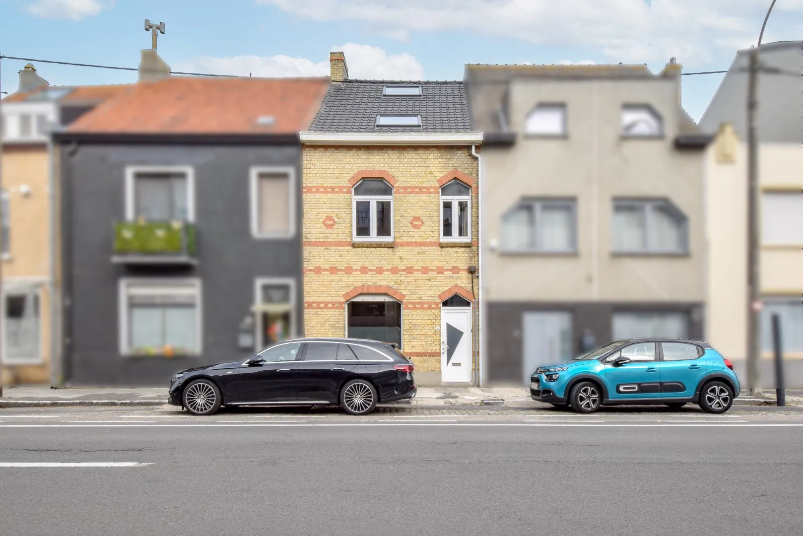 Ruime gezinswoning met 4 slaapkamers, tuin en garage – ideaal renovatieproject te Lombardsijde