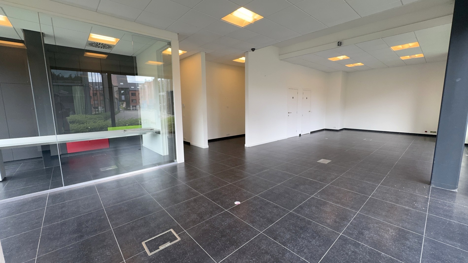 Instapklaar gelijkvloers kantoor te huur nabij station Gent-Dampoort