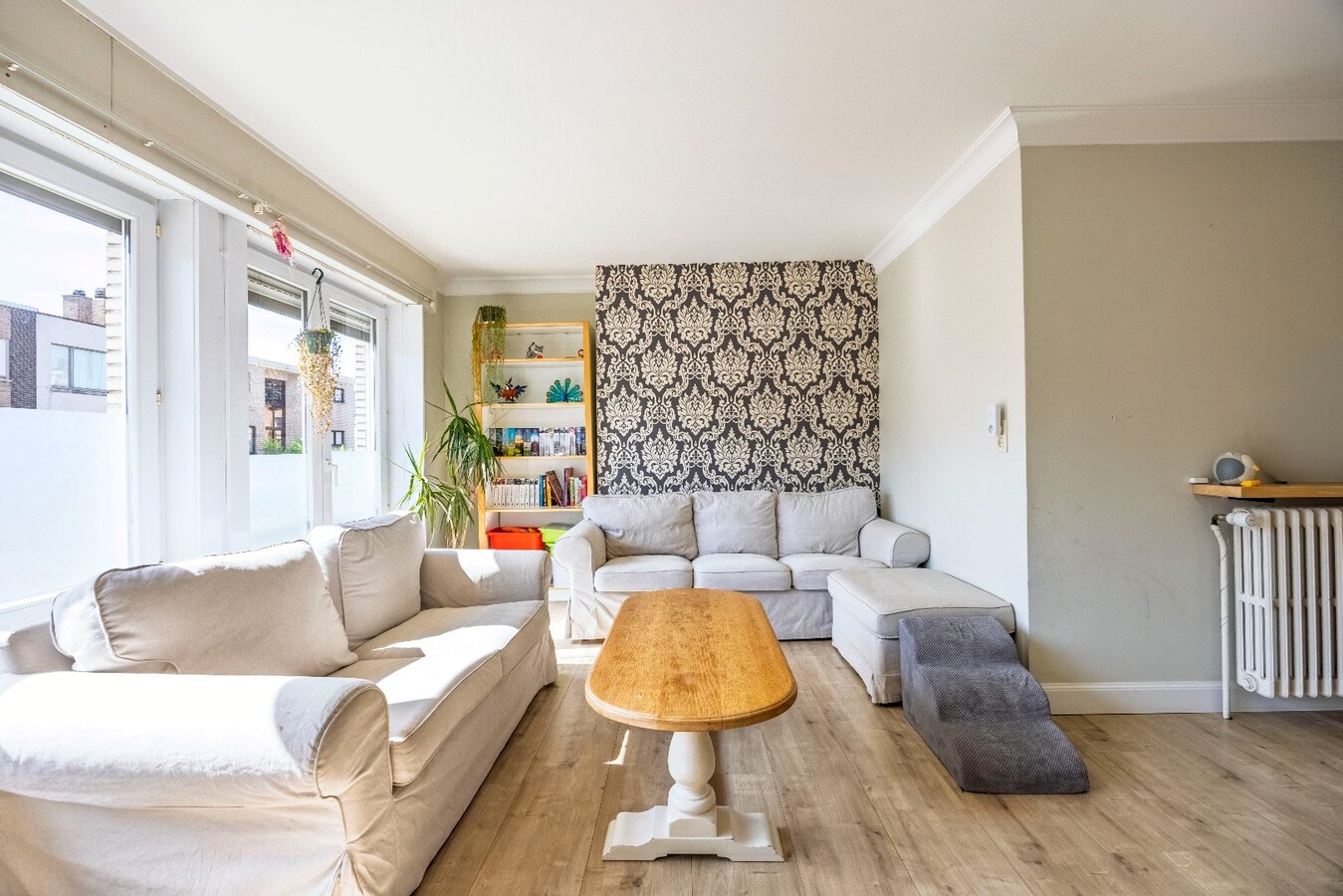 Instapklare bel-etagewoning met garage, zonnepanelen en aangename buitenruimte in het centrum van Heist. 