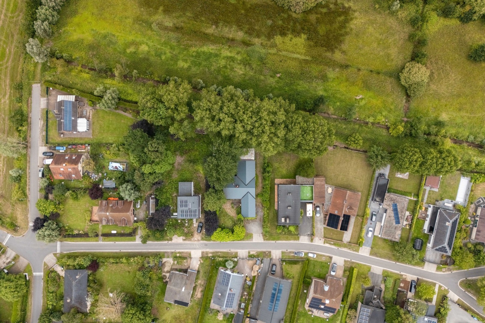 Seventies bungalowvilla met renovatiepotentieel op unieke ligging aan natuurgebied 