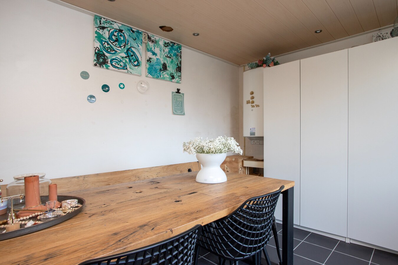 Zeer ruim halfvrijstaand woonhuis met aanpandige garage/berging en hobbyruimte/mantelzorgwoning. 