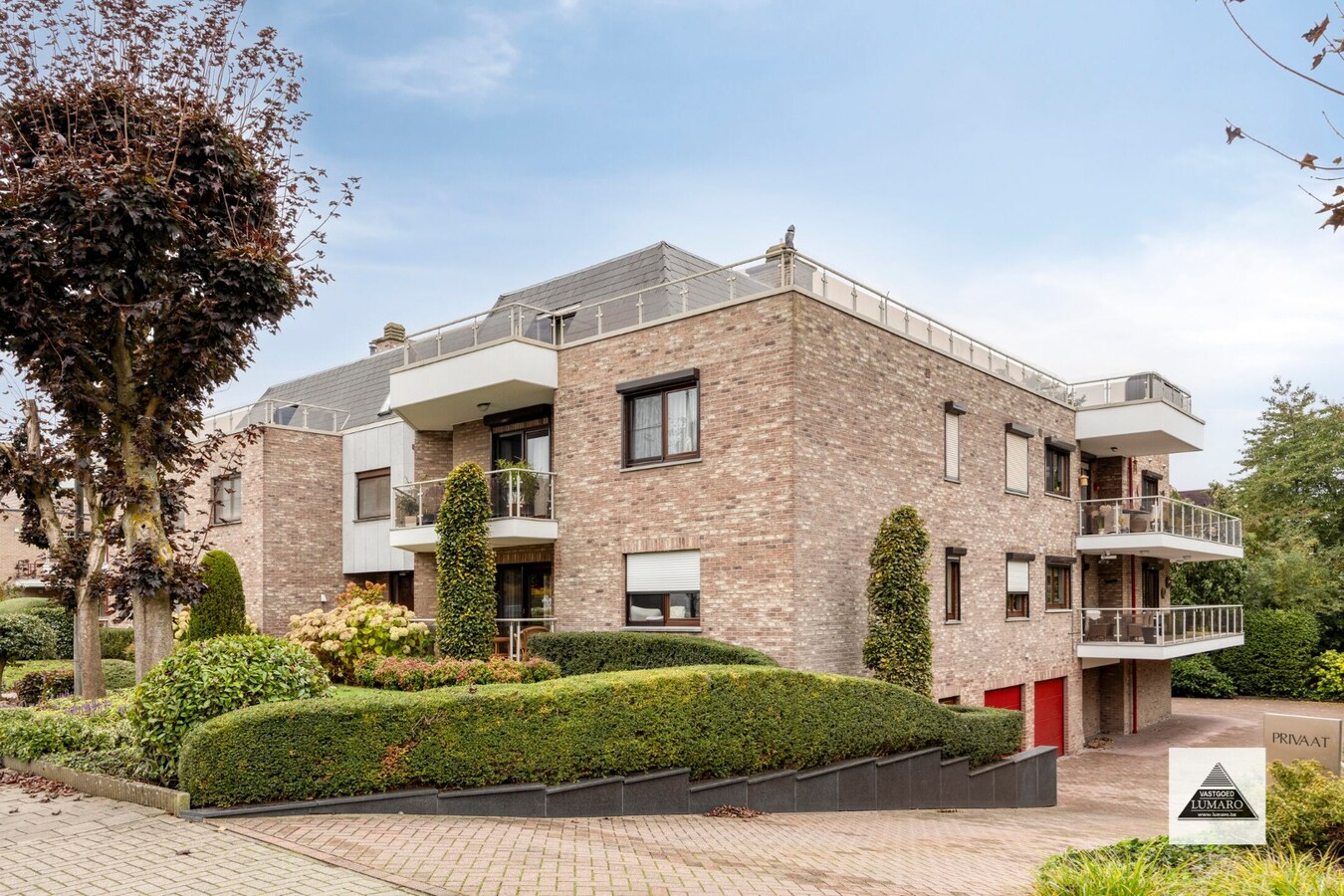 Appartement (175 m²) met 3 slaapkamers, terras (25 m²), 2 badk., 2 garages, berging. 1e verdiep (lift). 