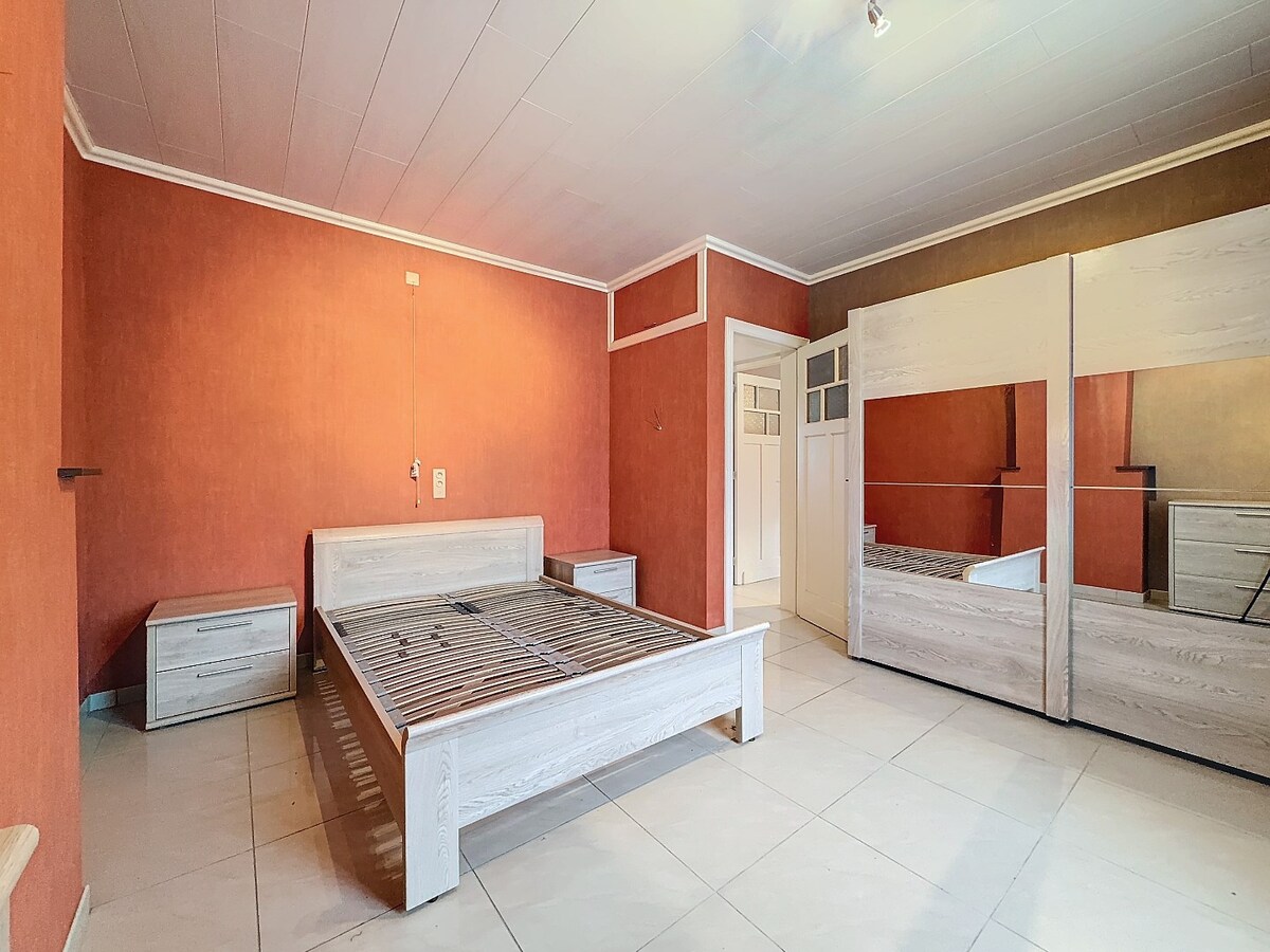 Statige woning met garage en ruime tuin te centrum Zottegem 