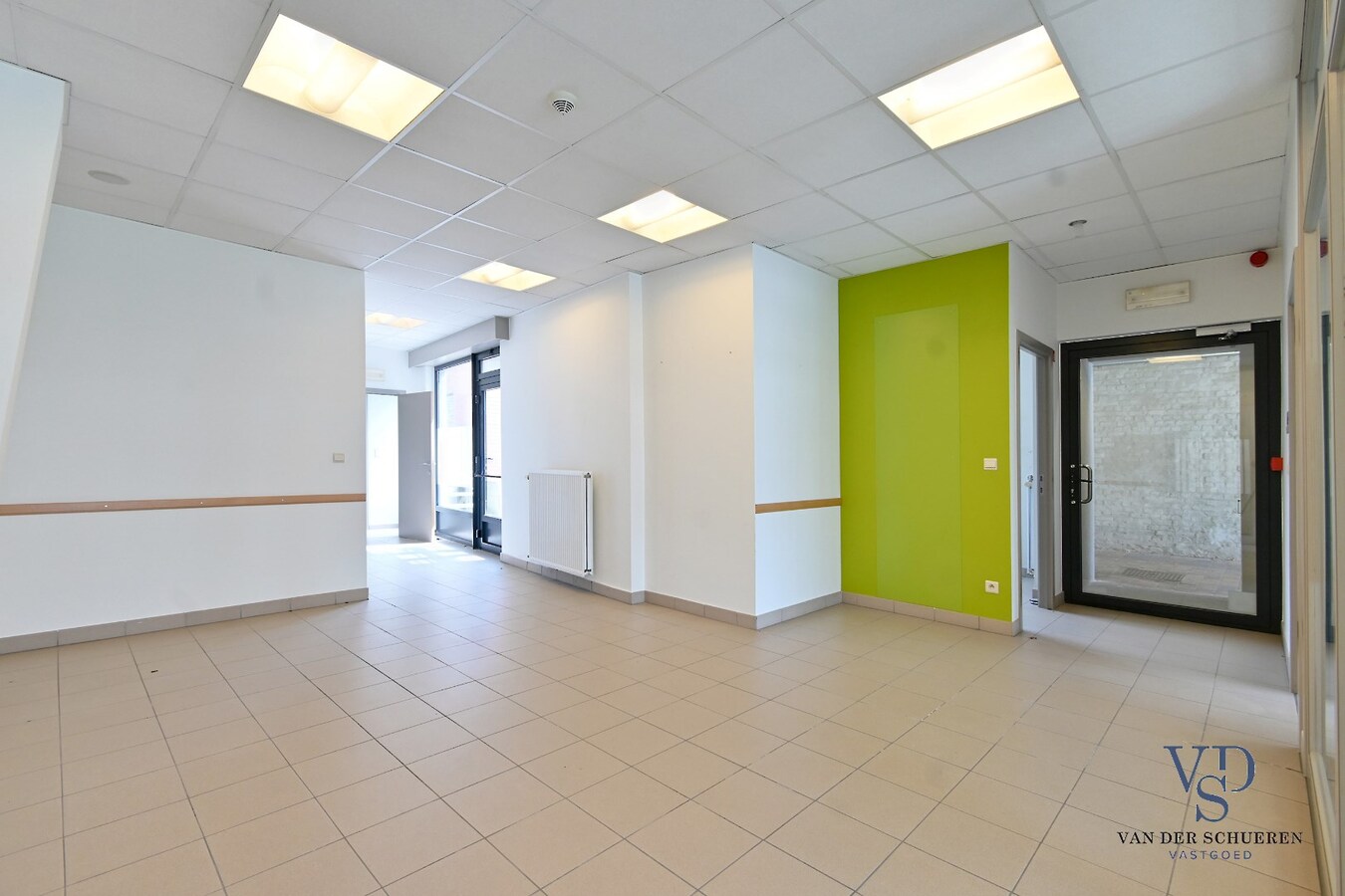 Commercieel gelijkvloers met ruime duplex en tuin. 