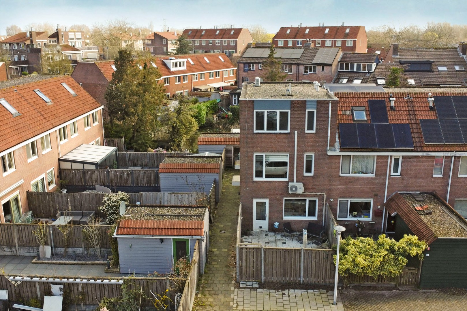 2-kamer hoekwoning met  ruime slaapkamer met airconditioning, tuin op het zonnige zuidwesten. 