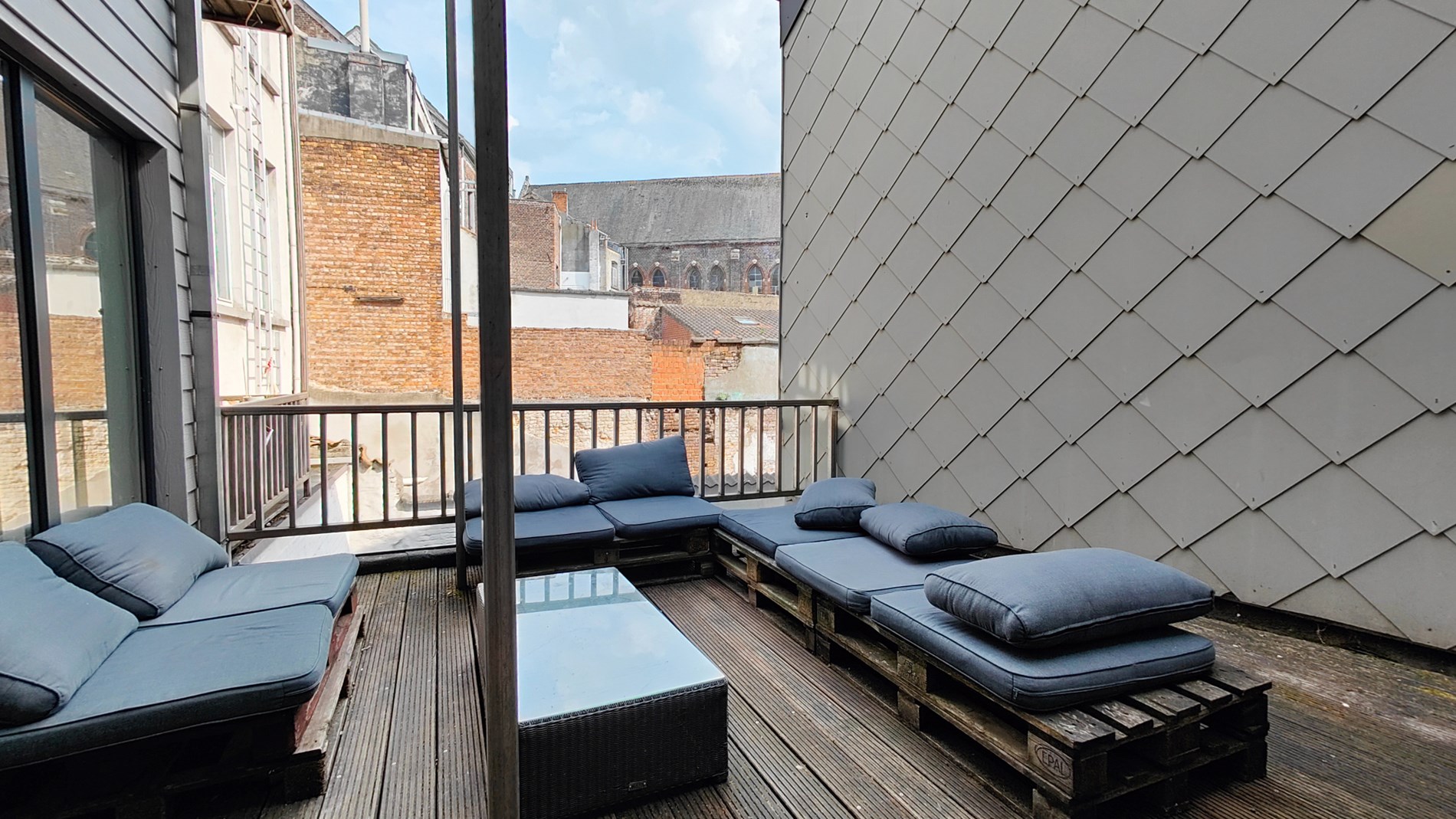 Ruim duplex appartement met terras te Gent 