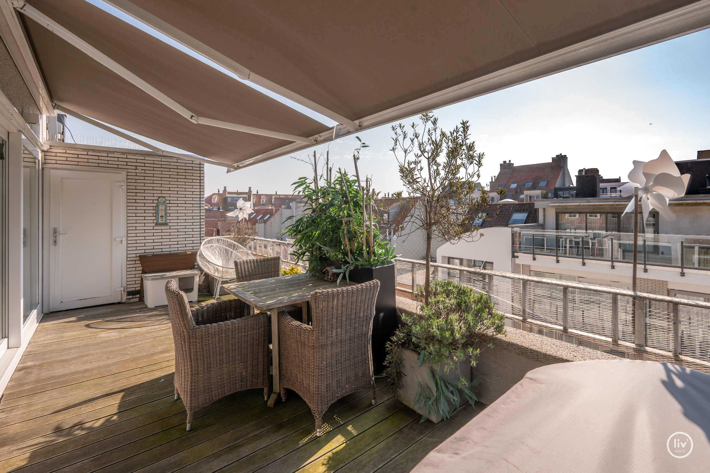 Lichtrijk dakappartement op wandelafstand van de zeedijk-Albertstrand met mogelijkheid tot aankoop van een inpandige garagebox (gelijkvloers). 