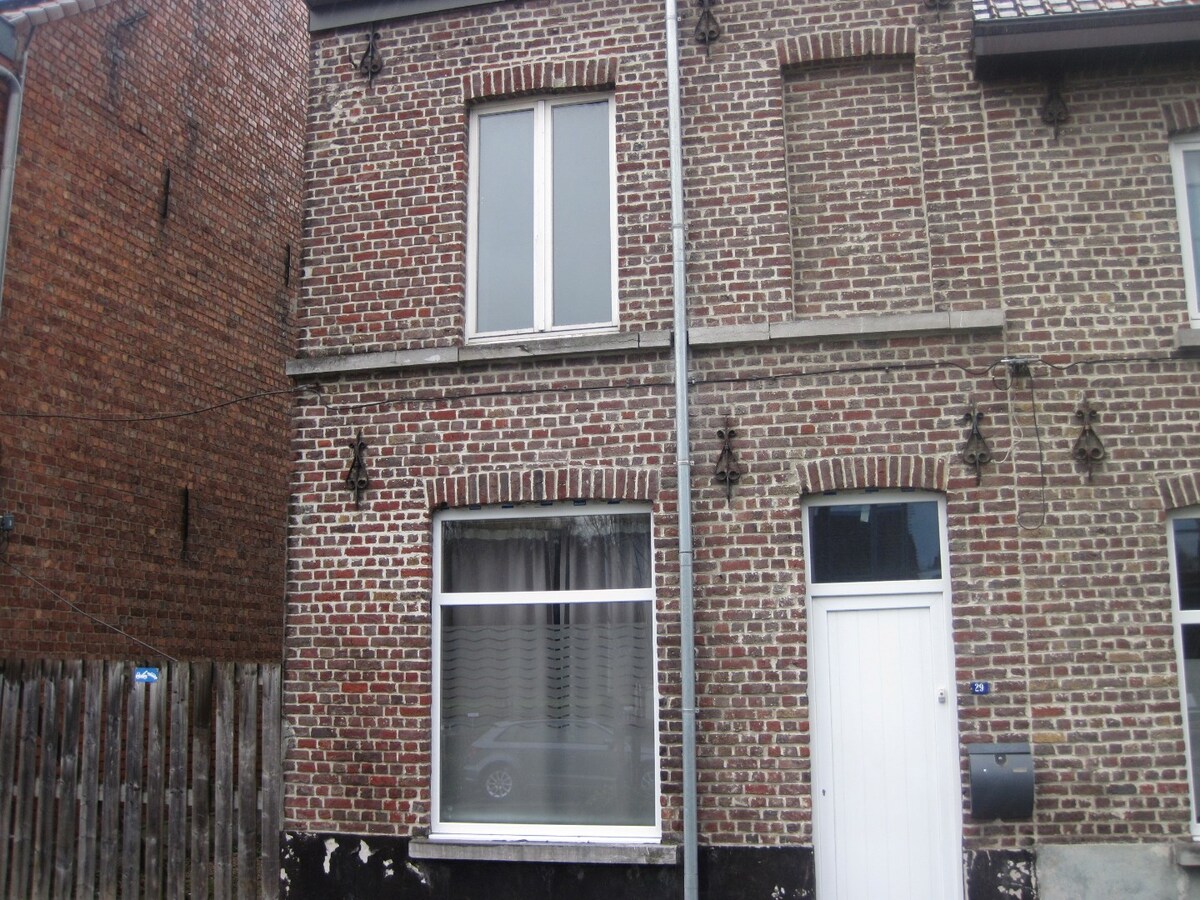 Te renoveren woning. Uitstekend gelegen. 