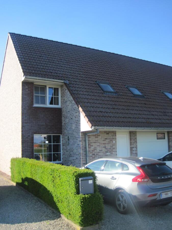 Degelijke woning met terras, tuintje én inpandige garage. 