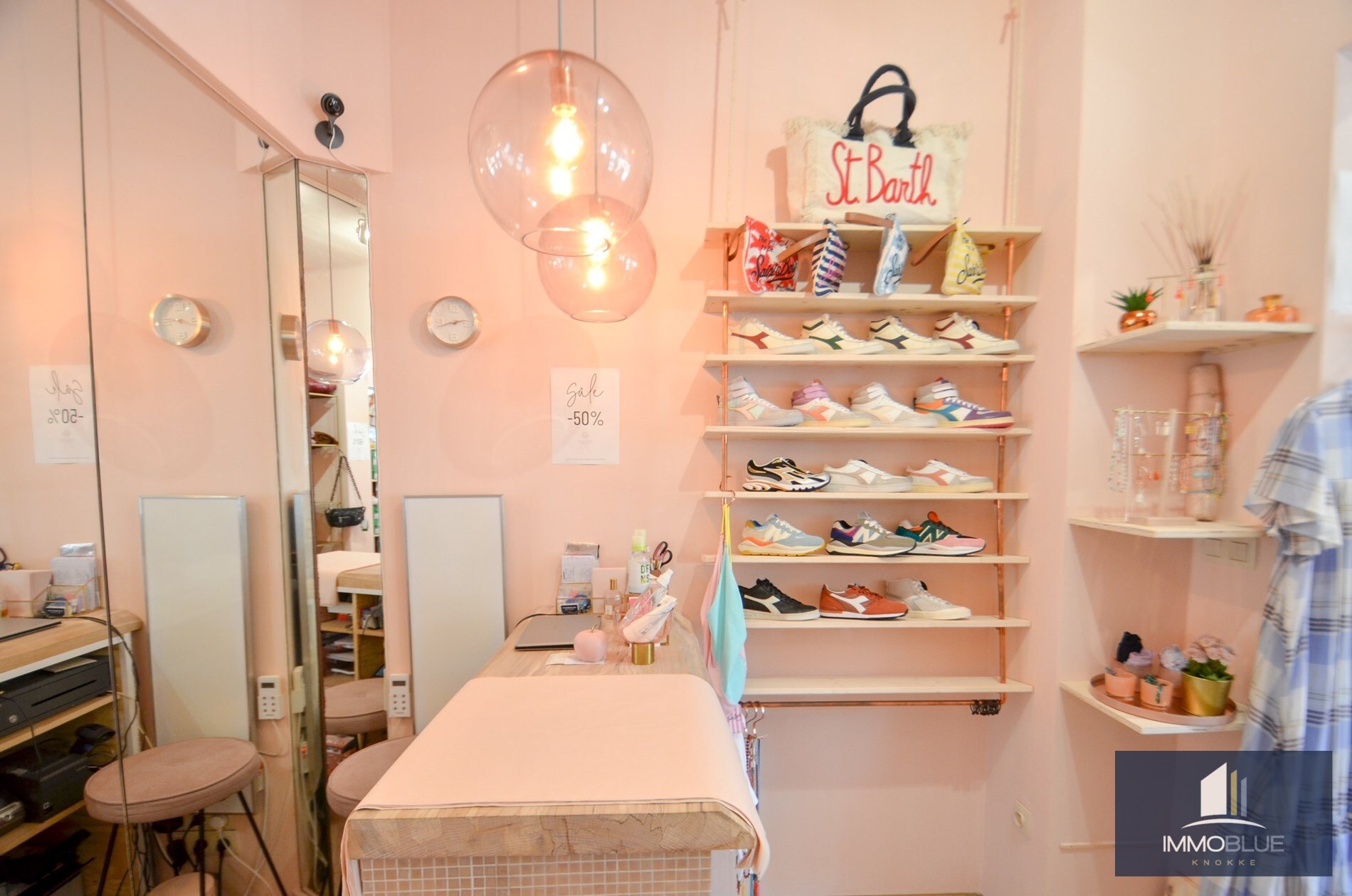 Centraal gelegen winkelruimte met uitstekende visibiliteit gelegen nabij het Driehoeksplein. 