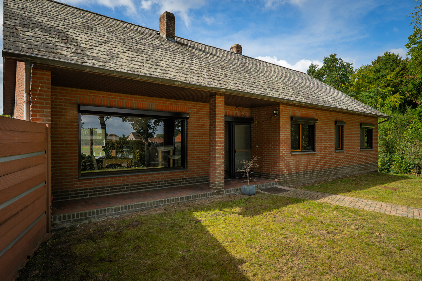 Zeer ruim (+/-550m²!) landhuis + gezellige woning met buitenpiste, paddock en weides op ca. 2ha met vergunning stalgebouw 200m² 