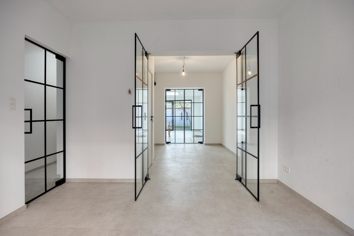 Volledig gerenoveerde woning met 3 slaapkamers, badkamers en tuin in Tienen! – EPC A - bewoonbare opp. 130 m² 