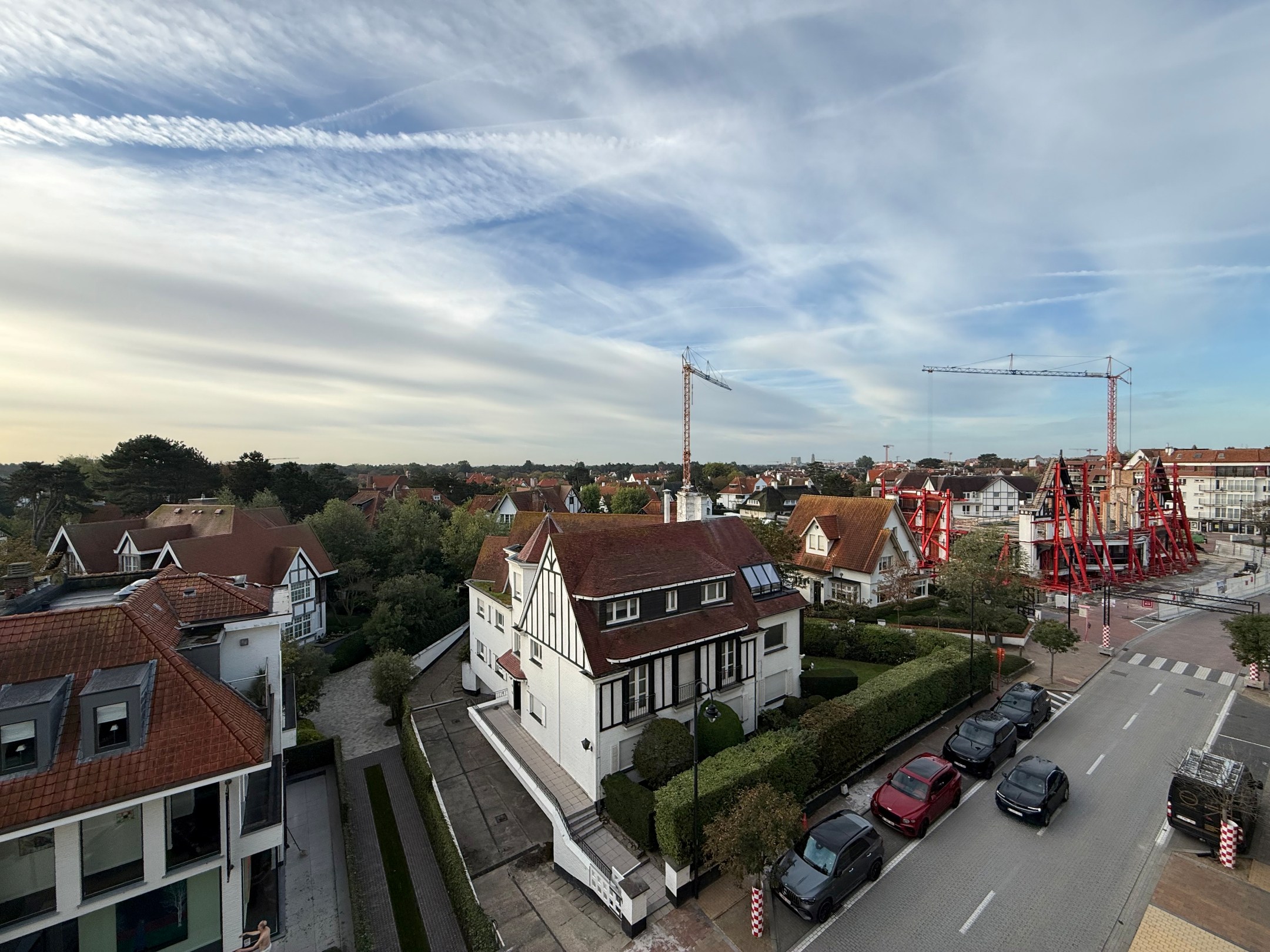 ONGEMEUBELD - Ruim appartement (3 slaapkamers) met een PRACHTIG ZICHT op het groen en de villa's, in het Zoute. KAN OP VENNOOTSCHAP GEHUURD WORDEN. 
