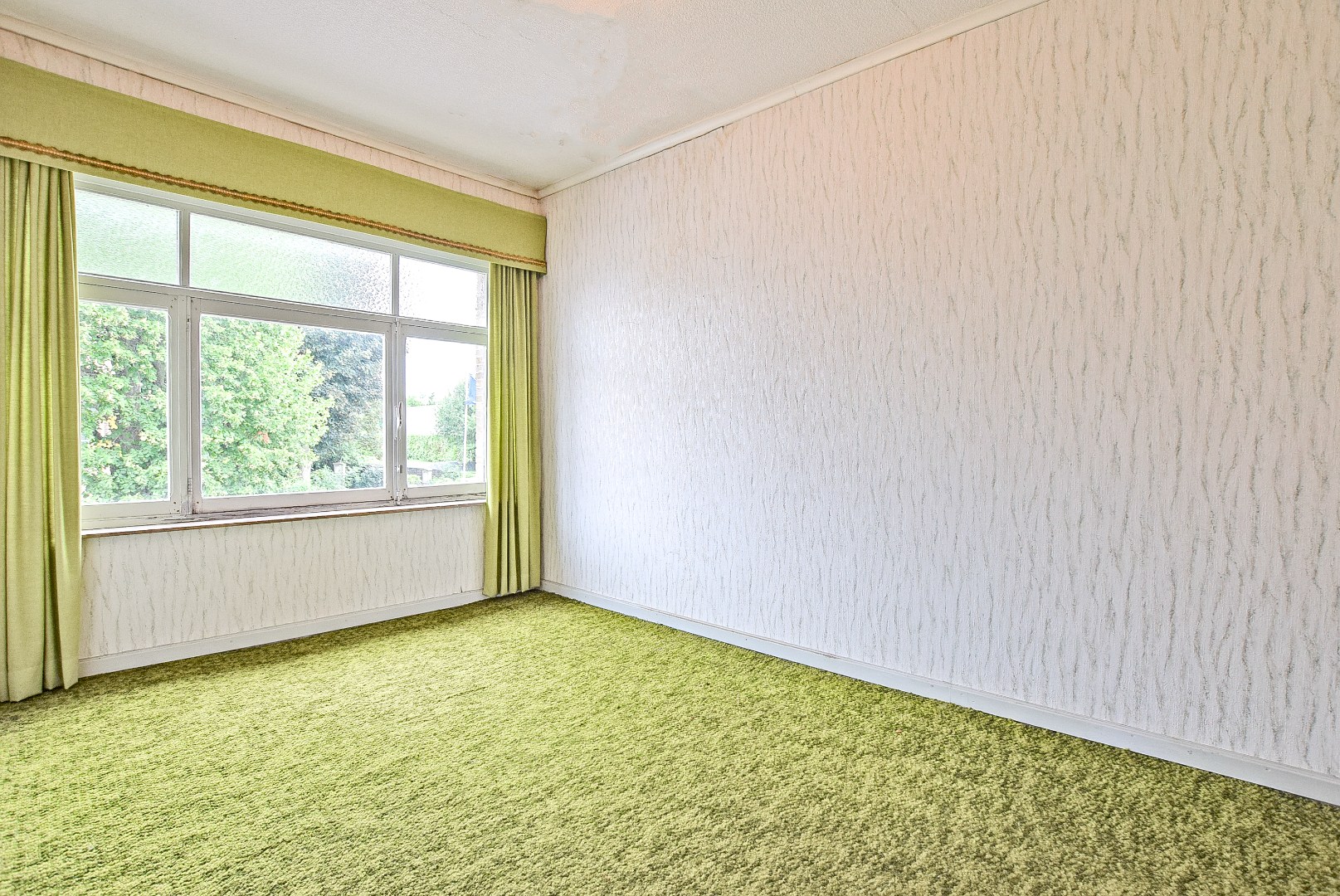 Zeer ruime te renoveren woning met statige gevel op 445 m² met zuid-west georiënteerde tuin. 