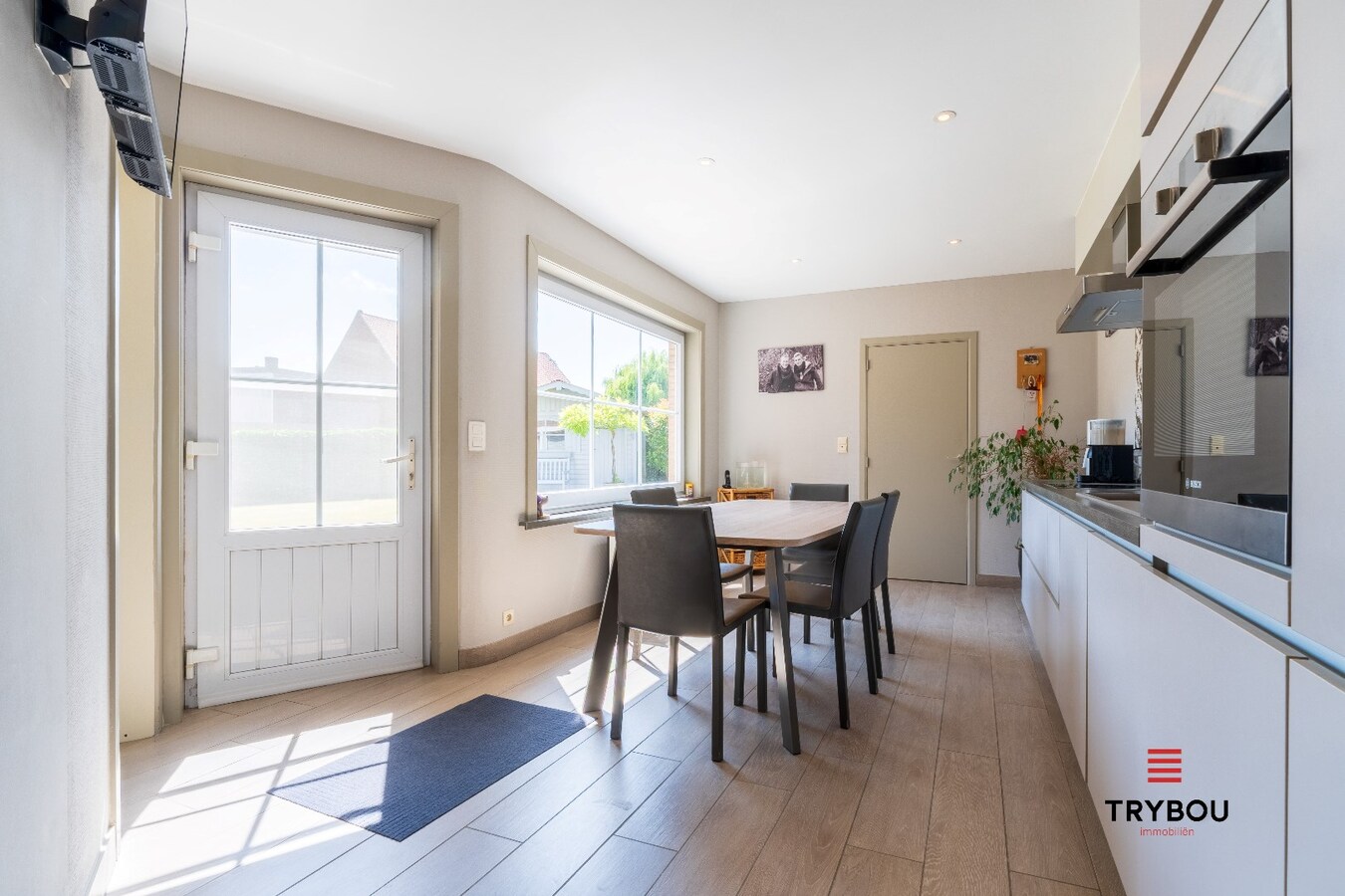 Gezellige en ruime woning met tuin - instapklaar in het hart van Ledegem 