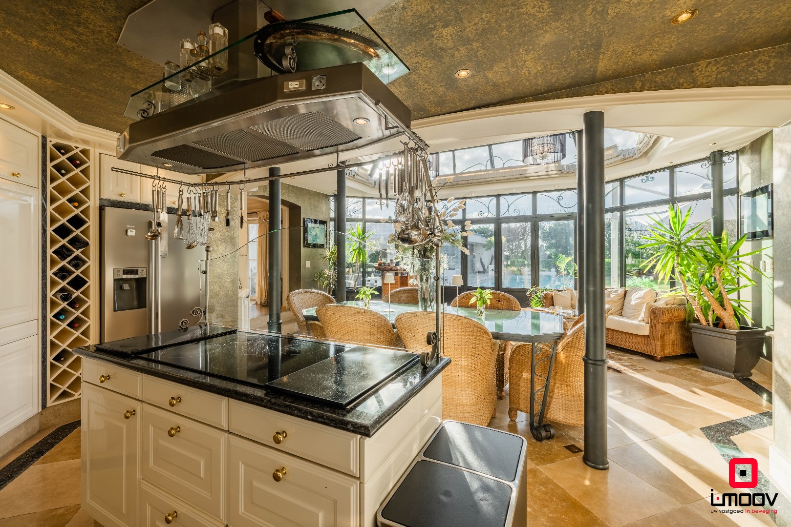 Exclusieve villa met infinity pool en resortgevoel op topligging in Mariakerke 