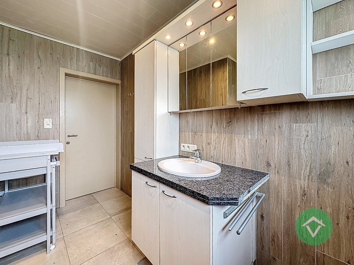 Statige bungalow op 1.811m² met landelijk zicht, drie slaapkamers en twee garages te Ichtegem 
