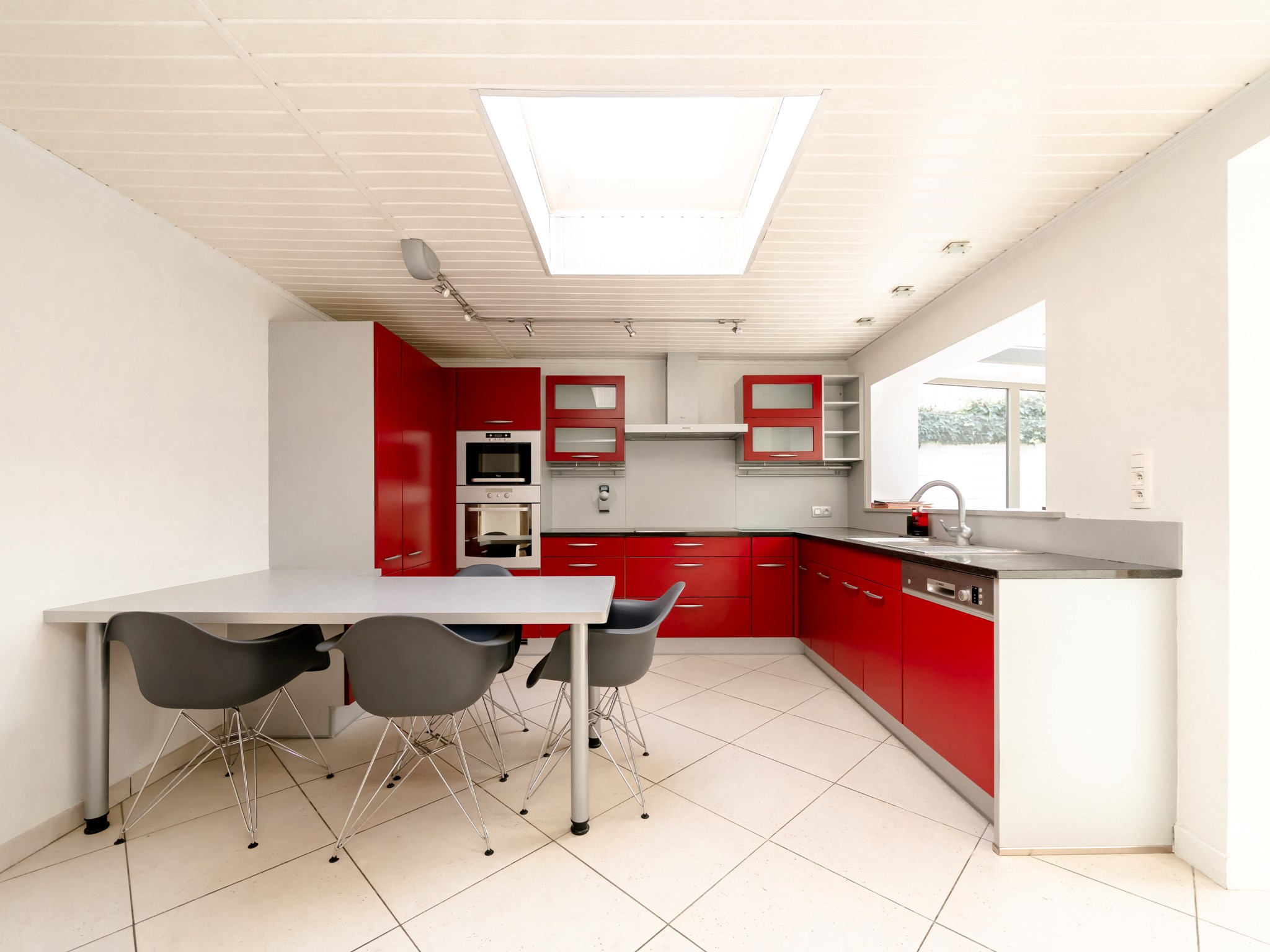 Gerenoveerde 3-gevelwoning met 3 kamers, garage en tuin 