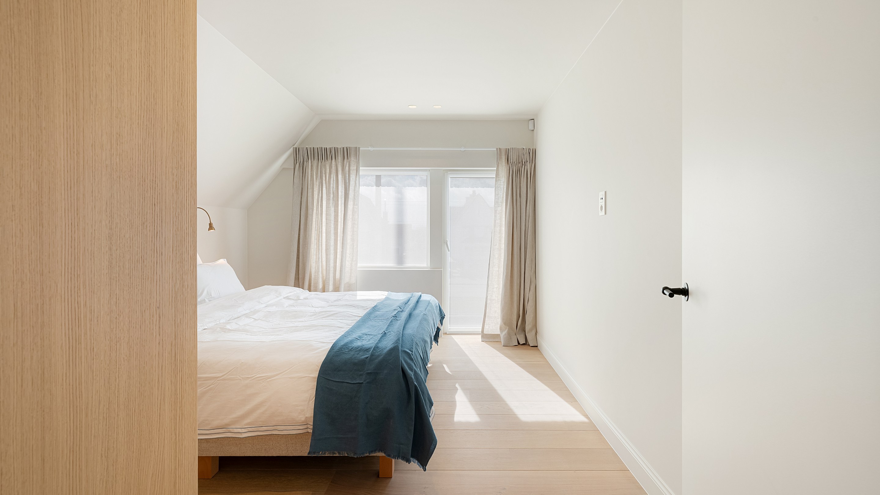 Op een uitmuntende locatie in Duinbergen, op wandelafstand van het strand en de duinen, bevindt zich deze prachtig en hoogwaardig gerenoveerde koppelvilla. 