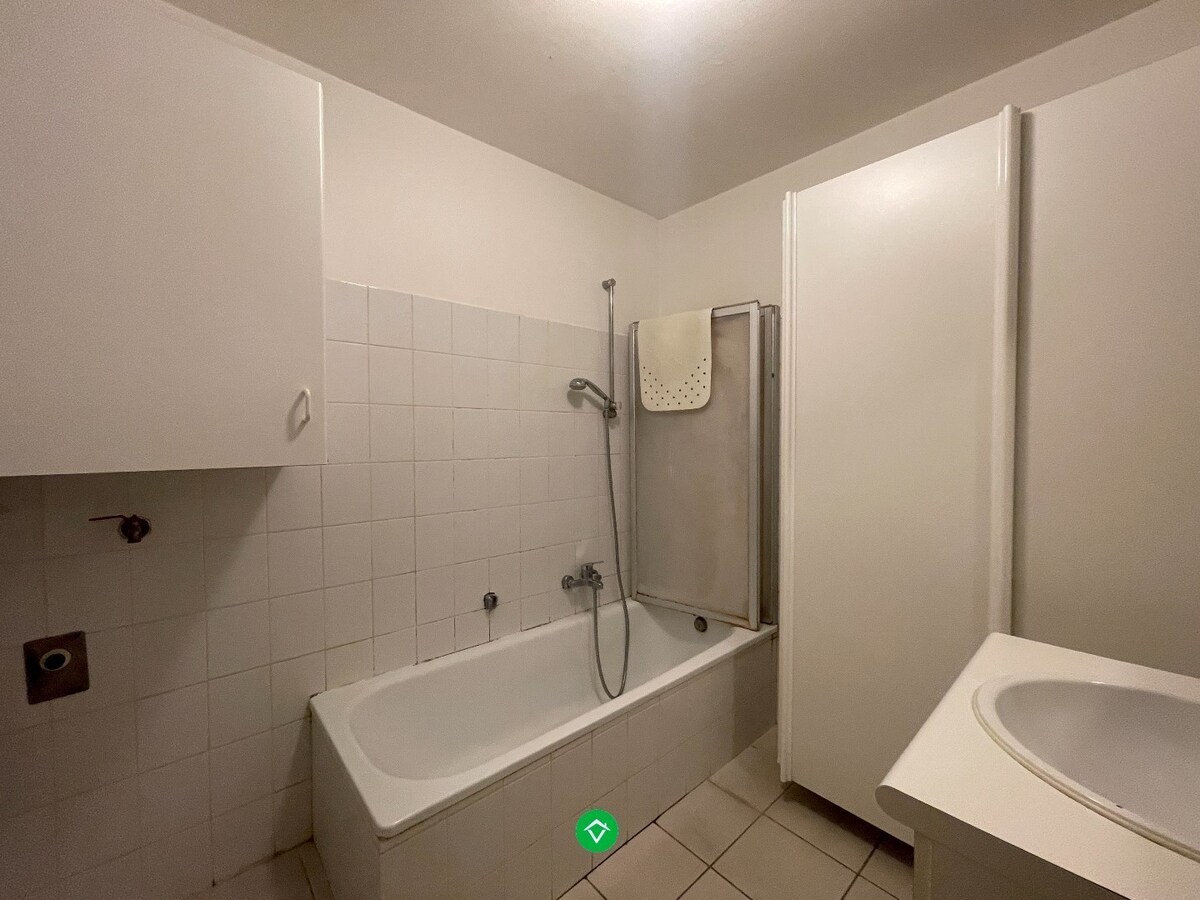 Groot appartement met 2 slaapkamers en garage in centrum Roeselare 