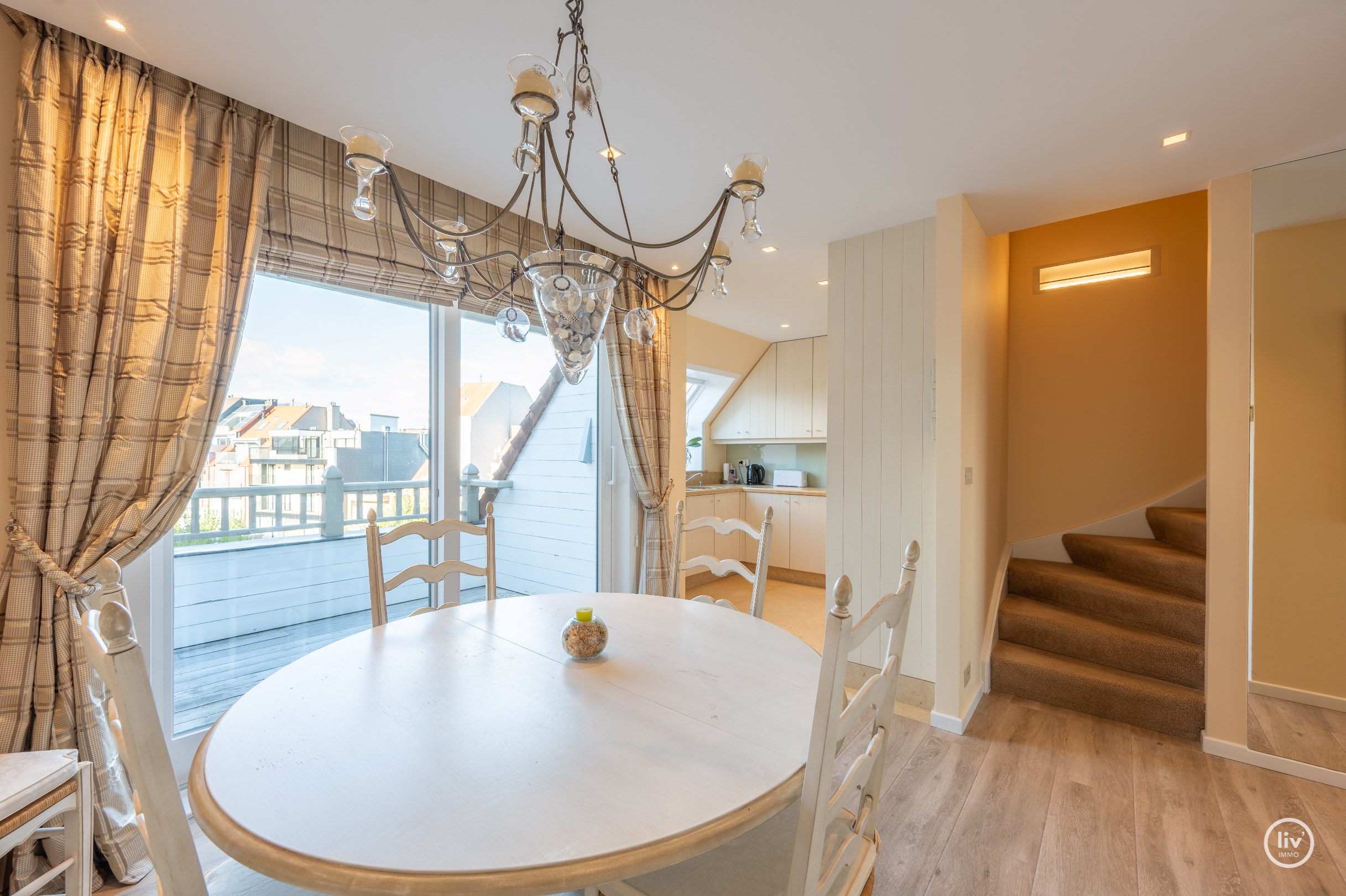 Uitzonderlijk dakappartement met een schitterend zonneterras en een prachtig open zicht over de villa's van het Zoute, gelegen tussen het centrum van Knokke. 