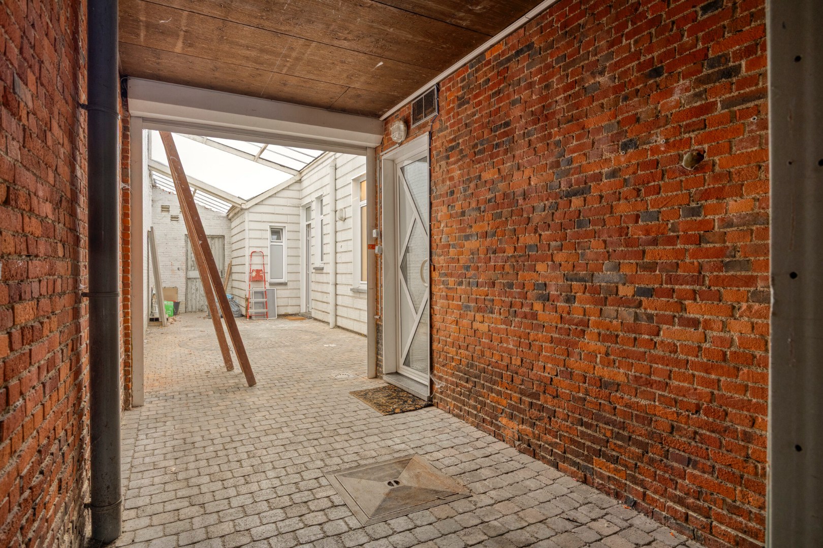 Building met handelspand en duplexappartement met 3 slpk. nabij het centrum van Leopoldsburg 