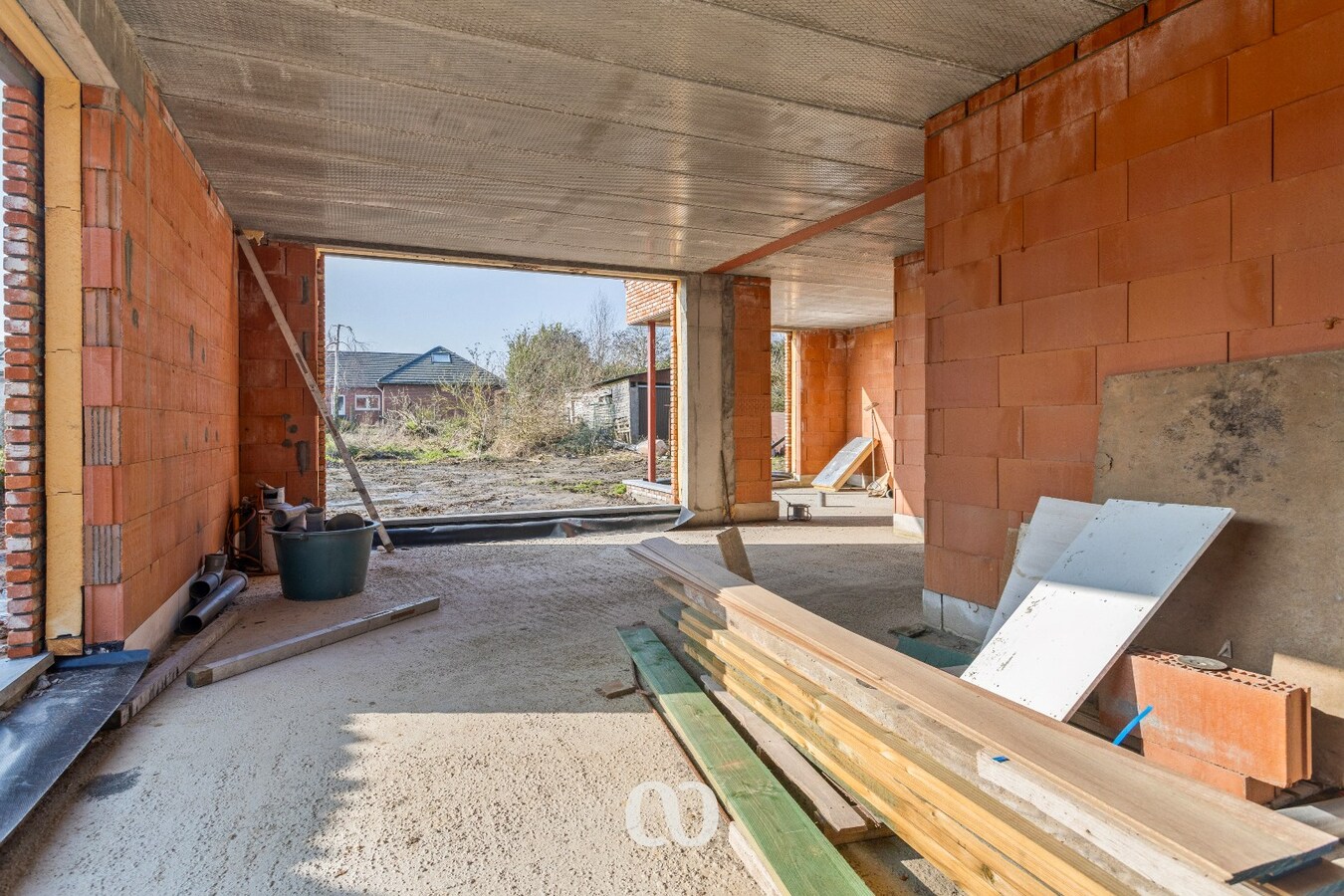 Zeer ruime ruwbouw woning op uitstekende locatie 