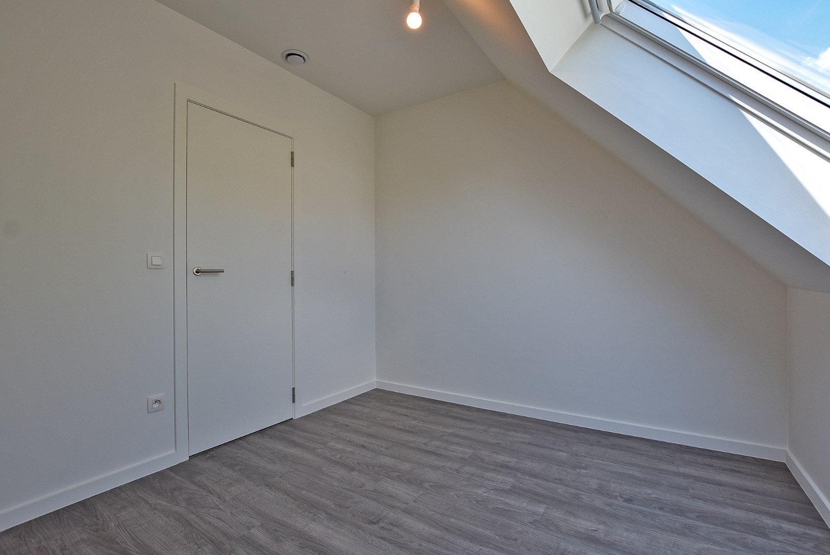 Ruime energiezuinige recente halfopen bebouwing  (2024) met inpandige garage op 258m² gelegen te Houthulst. 