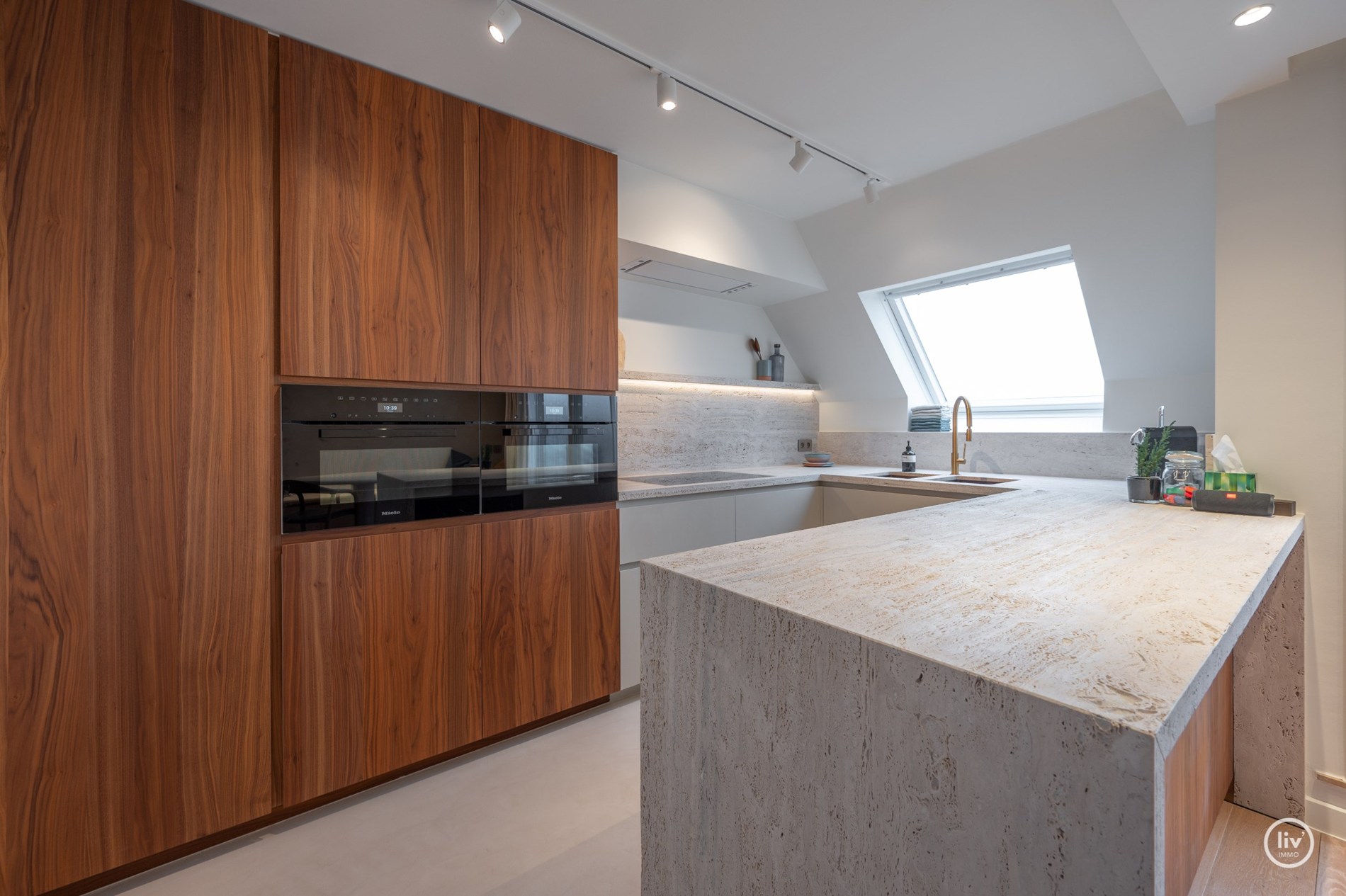 Prachtig gerenoveerd duplexappartement, ideaal gelegen vlakbij de Heilig Hartkerk in het hart van Knokke. 