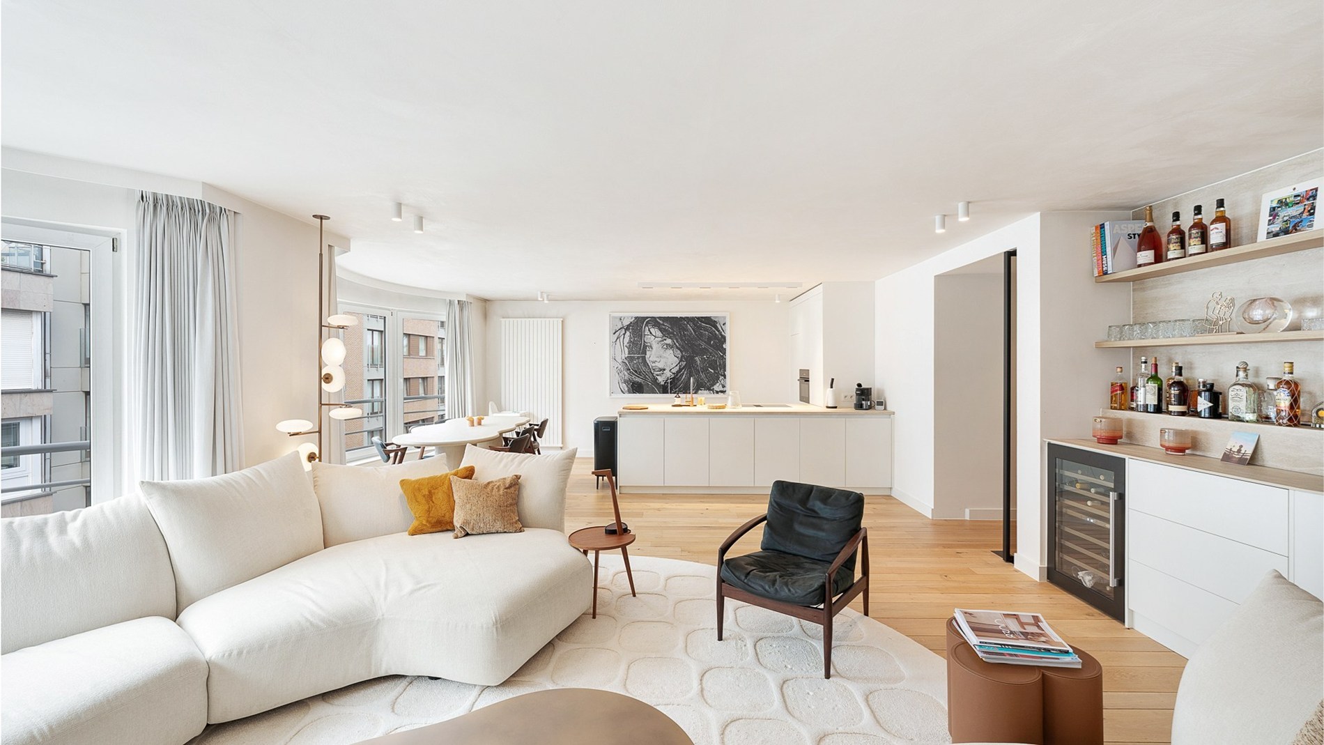 Ruim appartement van 138 m² gelegen op de Jozef Nellenslaan te Knokke en combineert ruimte, lichtinval en comfort. 